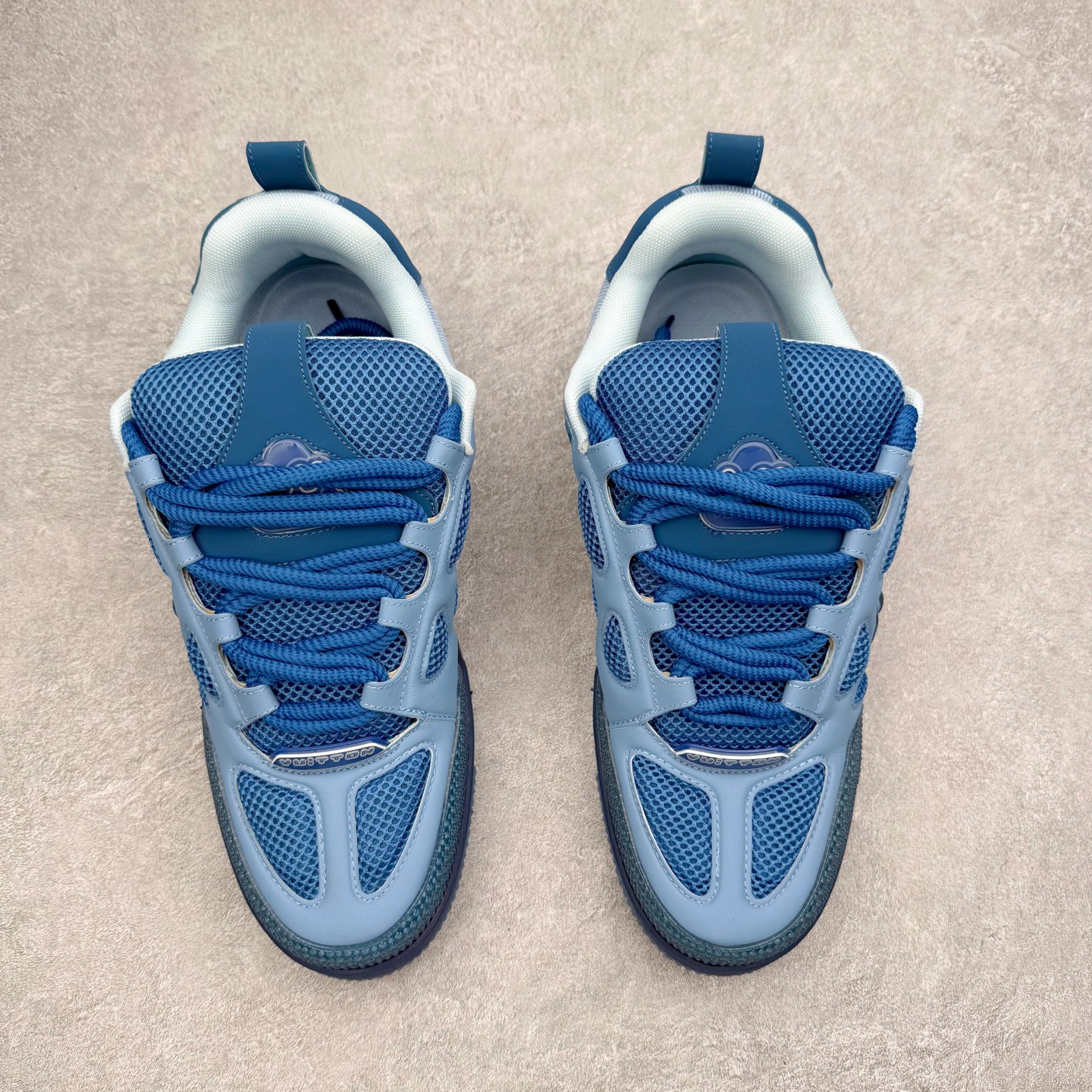 图片[2]-Louis Vuitton Trainer lv时装走秀运动鞋 完美鞋型超高的清洁度 零毛边线头瑕疵 全套原楦原纸版原鞋开模 全网最具灵魂的版型 正确原装黄色鞋盒 正确中底印花 鞋面印花3D高频深度立体 全鞋电脑针车 紧密相连 针距密度一致 环保乳胶注塑鞋垫 厚度脚感还原原版 皮面裁剪部位 统一油边封口工艺 原装橡胶大底含胶量大底组合零偏差 专柜全套包装 防尘袋 说明书 质保卡 男女鞋 尺码：35 36 37 38 39 40 41 42 43 44 45-选品中心