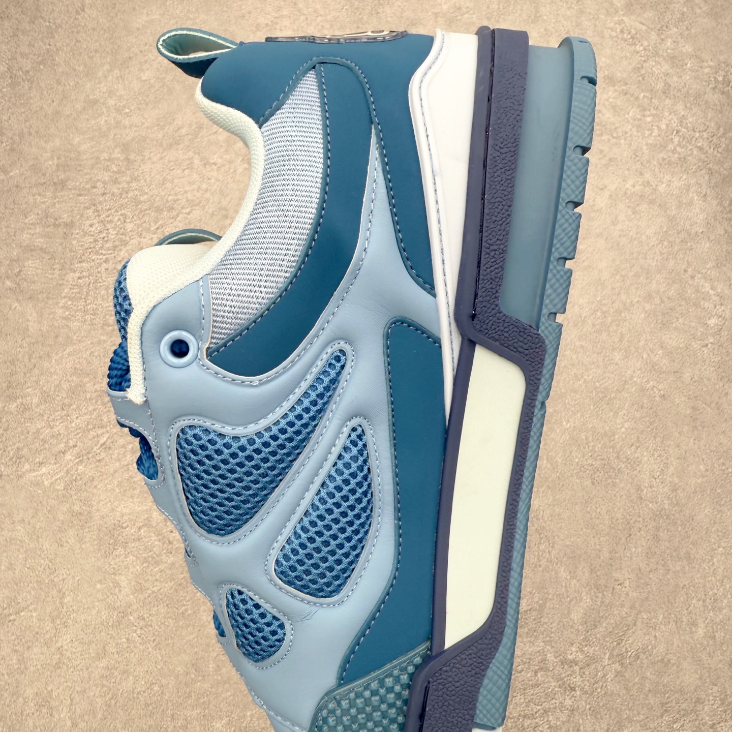 图片[7]-Louis Vuitton Trainer lv时装走秀运动鞋 完美鞋型超高的清洁度 零毛边线头瑕疵 全套原楦原纸版原鞋开模 全网最具灵魂的版型 正确原装黄色鞋盒 正确中底印花 鞋面印花3D高频深度立体 全鞋电脑针车 紧密相连 针距密度一致 环保乳胶注塑鞋垫 厚度脚感还原原版 皮面裁剪部位 统一油边封口工艺 原装橡胶大底含胶量大底组合零偏差 专柜全套包装 防尘袋 说明书 质保卡 男女鞋 尺码：35 36 37 38 39 40 41 42 43 44 45-选品中心