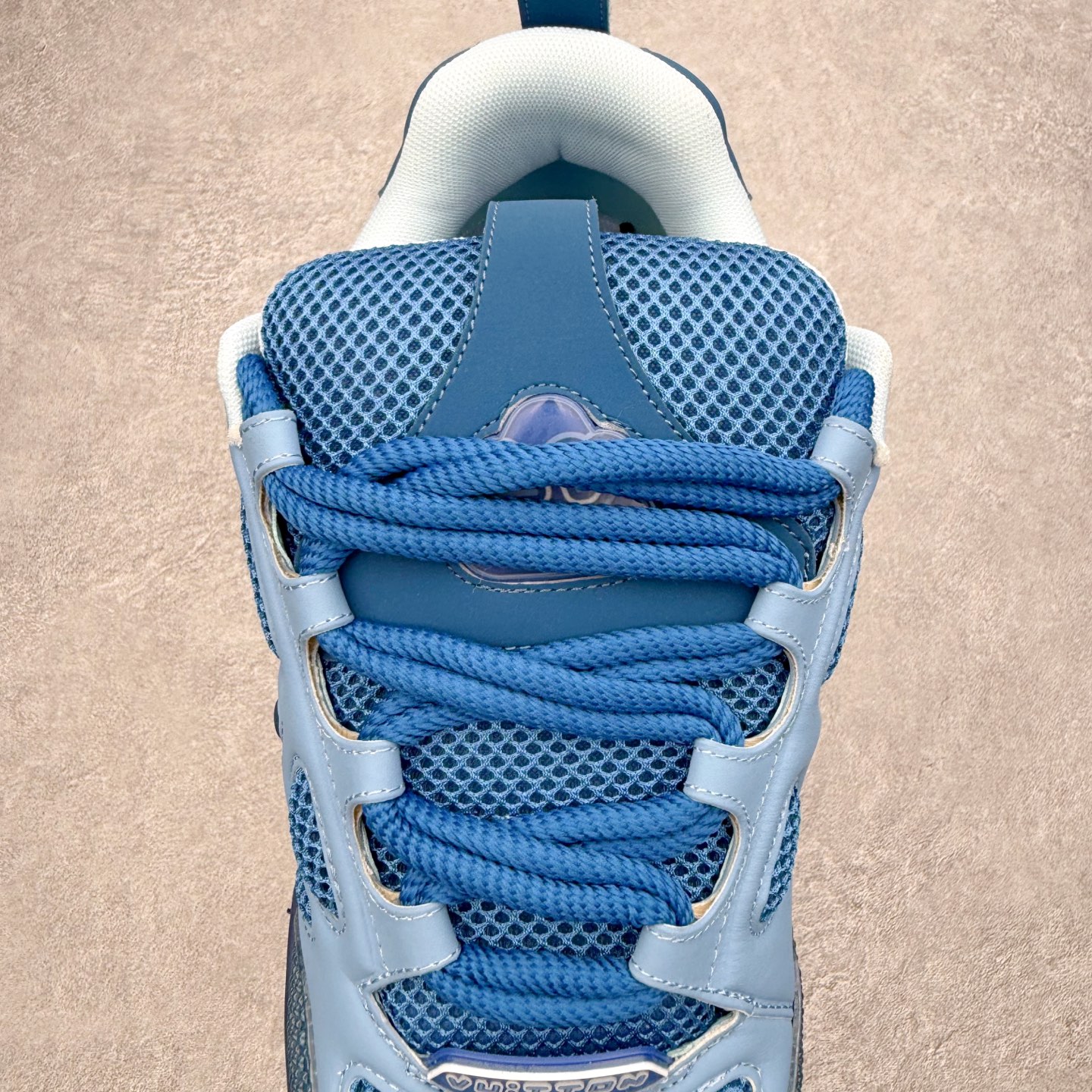 图片[5]-Louis Vuitton Trainer lv时装走秀运动鞋 完美鞋型超高的清洁度 零毛边线头瑕疵 全套原楦原纸版原鞋开模 全网最具灵魂的版型 正确原装黄色鞋盒 正确中底印花 鞋面印花3D高频深度立体 全鞋电脑针车 紧密相连 针距密度一致 环保乳胶注塑鞋垫 厚度脚感还原原版 皮面裁剪部位 统一油边封口工艺 原装橡胶大底含胶量大底组合零偏差 专柜全套包装 防尘袋 说明书 质保卡 男女鞋 尺码：35 36 37 38 39 40 41 42 43 44 45-选品中心