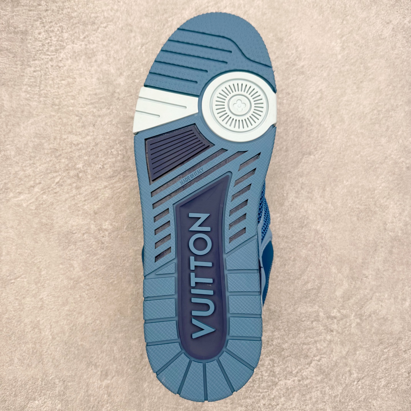 图片[9]-Louis Vuitton Trainer lv时装走秀运动鞋 完美鞋型超高的清洁度 零毛边线头瑕疵 全套原楦原纸版原鞋开模 全网最具灵魂的版型 正确原装黄色鞋盒 正确中底印花 鞋面印花3D高频深度立体 全鞋电脑针车 紧密相连 针距密度一致 环保乳胶注塑鞋垫 厚度脚感还原原版 皮面裁剪部位 统一油边封口工艺 原装橡胶大底含胶量大底组合零偏差 专柜全套包装 防尘袋 说明书 质保卡 男女鞋 尺码：35 36 37 38 39 40 41 42 43 44 45-选品中心