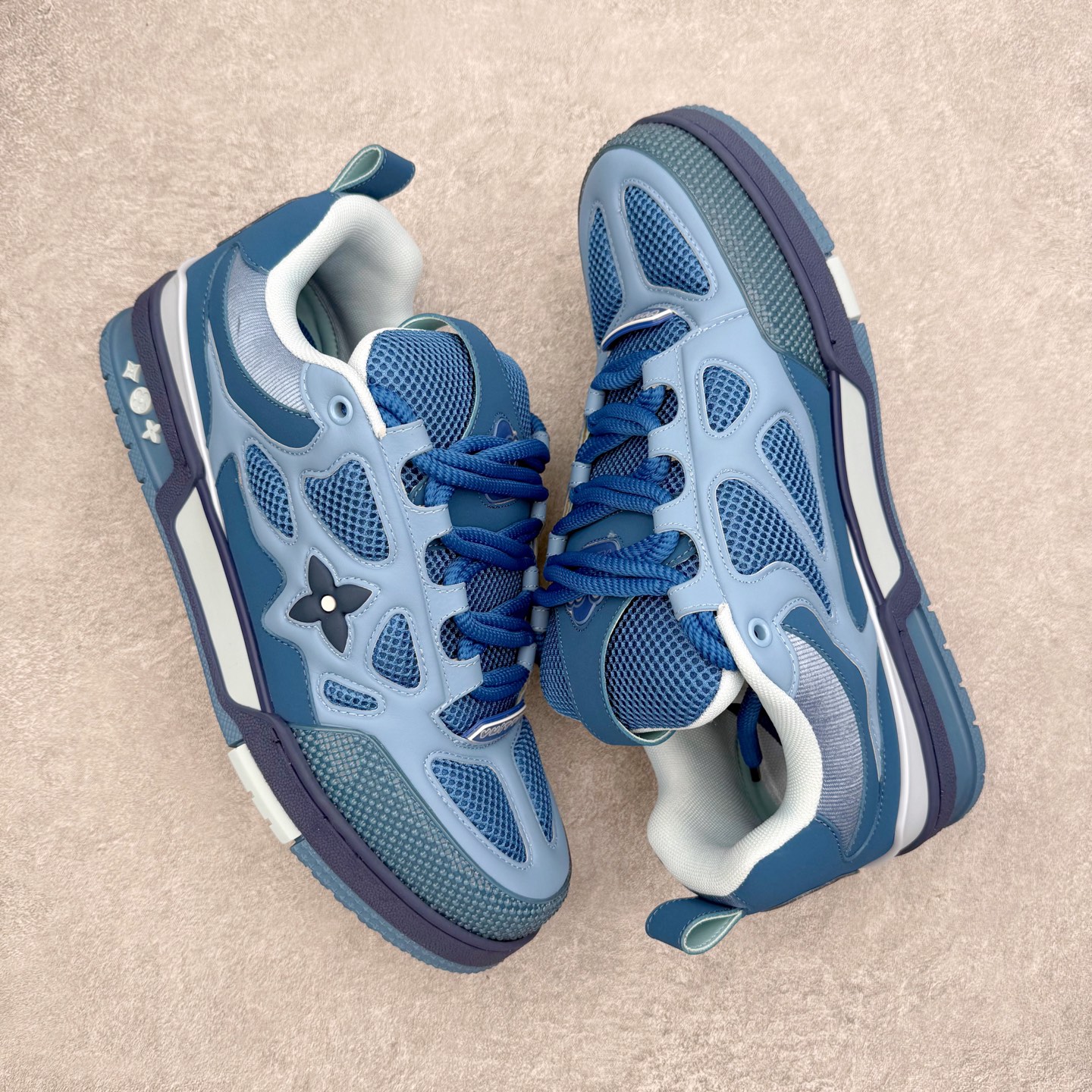 图片[3]-Louis Vuitton Trainer lv时装走秀运动鞋 完美鞋型超高的清洁度 零毛边线头瑕疵 全套原楦原纸版原鞋开模 全网最具灵魂的版型 正确原装黄色鞋盒 正确中底印花 鞋面印花3D高频深度立体 全鞋电脑针车 紧密相连 针距密度一致 环保乳胶注塑鞋垫 厚度脚感还原原版 皮面裁剪部位 统一油边封口工艺 原装橡胶大底含胶量大底组合零偏差 专柜全套包装 防尘袋 说明书 质保卡 男女鞋 尺码：35 36 37 38 39 40 41 42 43 44 45-选品中心