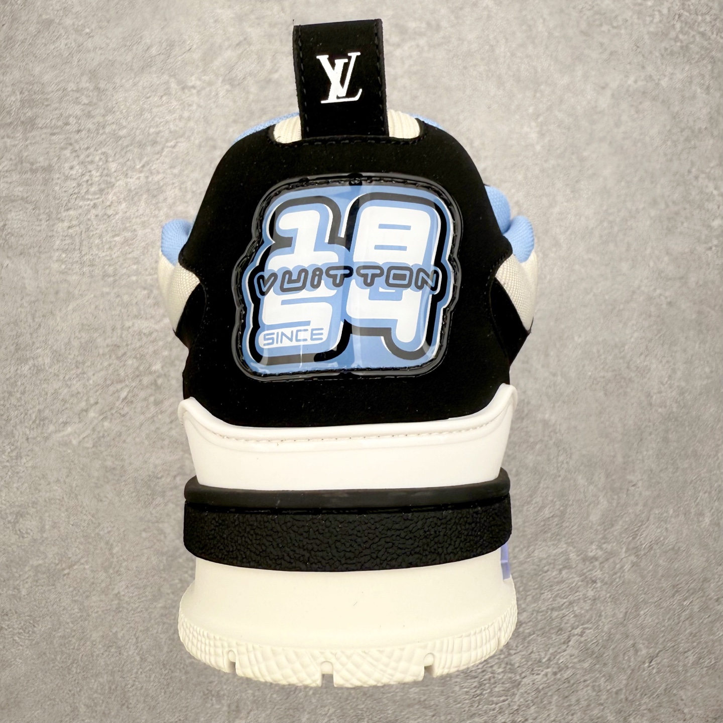 图片[8]-Louis Vuitton Trainer lv时装走秀运动鞋 完美鞋型超高的清洁度 零毛边线头瑕疵 全套原楦原纸版原鞋开模 全网最具灵魂的版型 正确原装黄色鞋盒 正确中底印花 鞋面印花3D高频深度立体 全鞋电脑针车 紧密相连 针距密度一致 环保乳胶注塑鞋垫 厚度脚感还原原版 皮面裁剪部位 统一油边封口工艺 原装橡胶大底含胶量大底组合零偏差 专柜全套包装 防尘袋 说明书 质保卡 男女鞋 尺码：35 36 37 38 39 40 41 42 43 44 45-选品中心