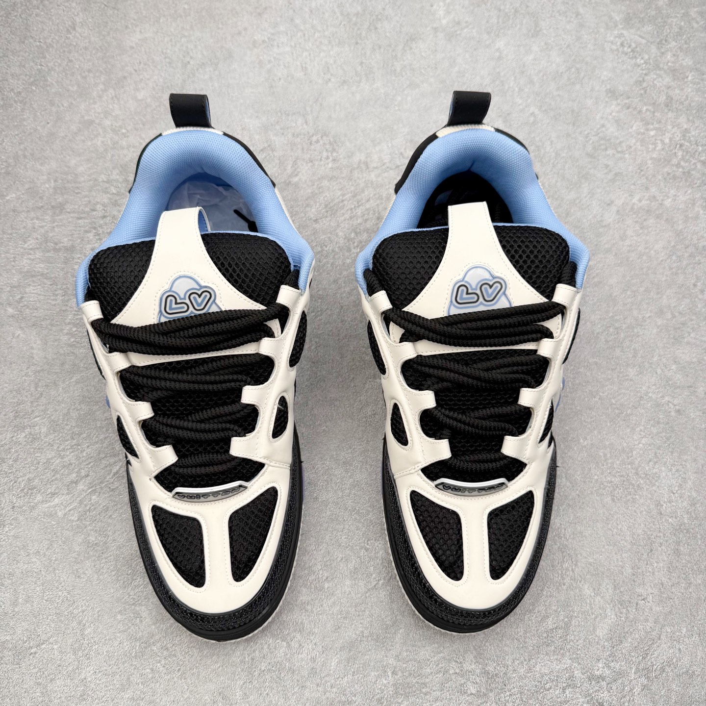 图片[2]-Louis Vuitton Trainer lv时装走秀运动鞋 完美鞋型超高的清洁度 零毛边线头瑕疵 全套原楦原纸版原鞋开模 全网最具灵魂的版型 正确原装黄色鞋盒 正确中底印花 鞋面印花3D高频深度立体 全鞋电脑针车 紧密相连 针距密度一致 环保乳胶注塑鞋垫 厚度脚感还原原版 皮面裁剪部位 统一油边封口工艺 原装橡胶大底含胶量大底组合零偏差 专柜全套包装 防尘袋 说明书 质保卡 男女鞋 尺码：35 36 37 38 39 40 41 42 43 44 45-选品中心