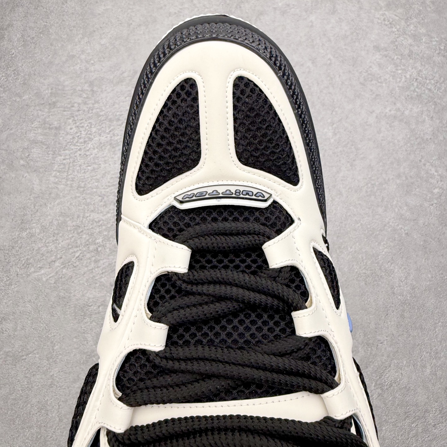 图片[4]-Louis Vuitton Trainer lv时装走秀运动鞋 完美鞋型超高的清洁度 零毛边线头瑕疵 全套原楦原纸版原鞋开模 全网最具灵魂的版型 正确原装黄色鞋盒 正确中底印花 鞋面印花3D高频深度立体 全鞋电脑针车 紧密相连 针距密度一致 环保乳胶注塑鞋垫 厚度脚感还原原版 皮面裁剪部位 统一油边封口工艺 原装橡胶大底含胶量大底组合零偏差 专柜全套包装 防尘袋 说明书 质保卡 男女鞋 尺码：35 36 37 38 39 40 41 42 43 44 45-选品中心