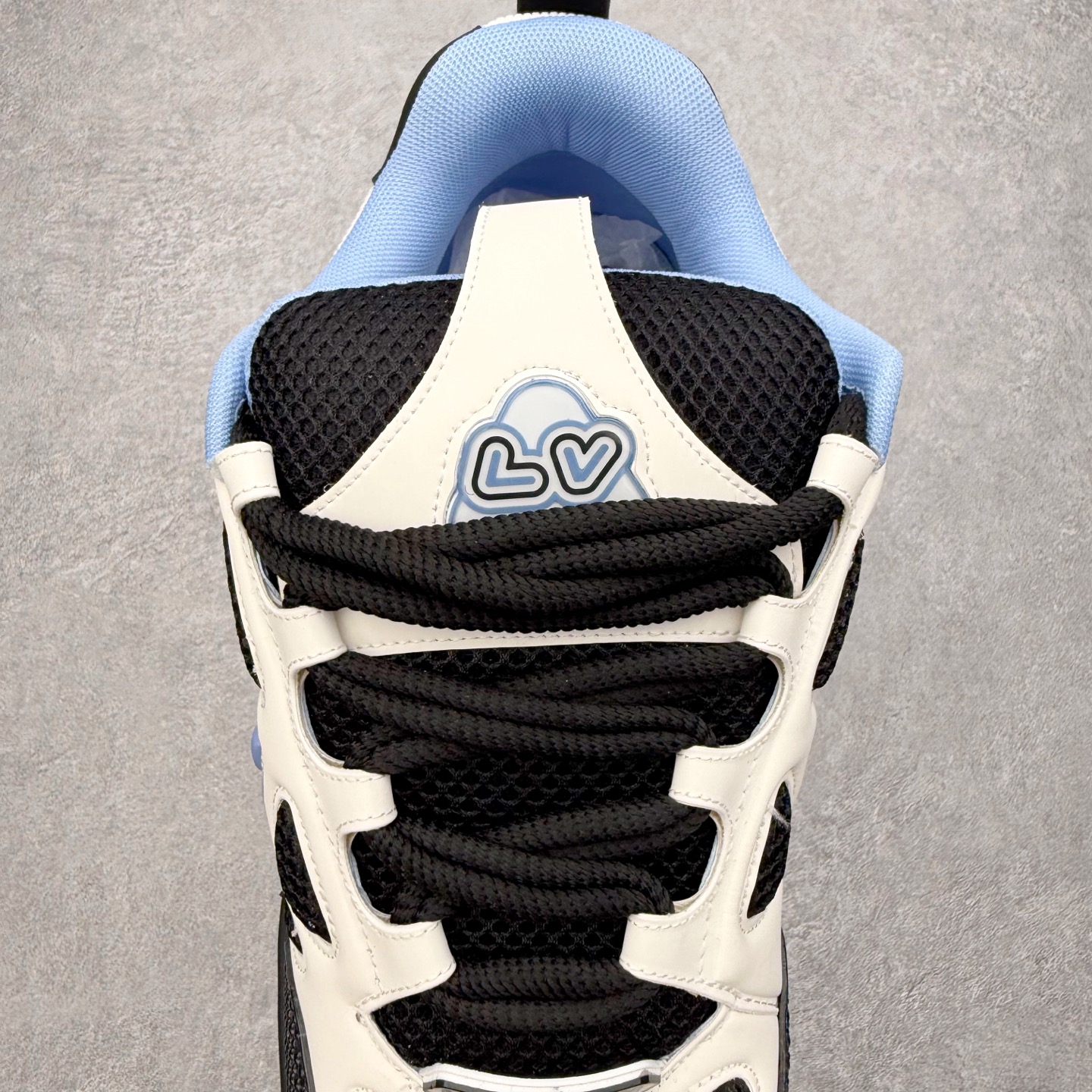 图片[5]-Louis Vuitton Trainer lv时装走秀运动鞋 完美鞋型超高的清洁度 零毛边线头瑕疵 全套原楦原纸版原鞋开模 全网最具灵魂的版型 正确原装黄色鞋盒 正确中底印花 鞋面印花3D高频深度立体 全鞋电脑针车 紧密相连 针距密度一致 环保乳胶注塑鞋垫 厚度脚感还原原版 皮面裁剪部位 统一油边封口工艺 原装橡胶大底含胶量大底组合零偏差 专柜全套包装 防尘袋 说明书 质保卡 男女鞋 尺码：35 36 37 38 39 40 41 42 43 44 45-选品中心