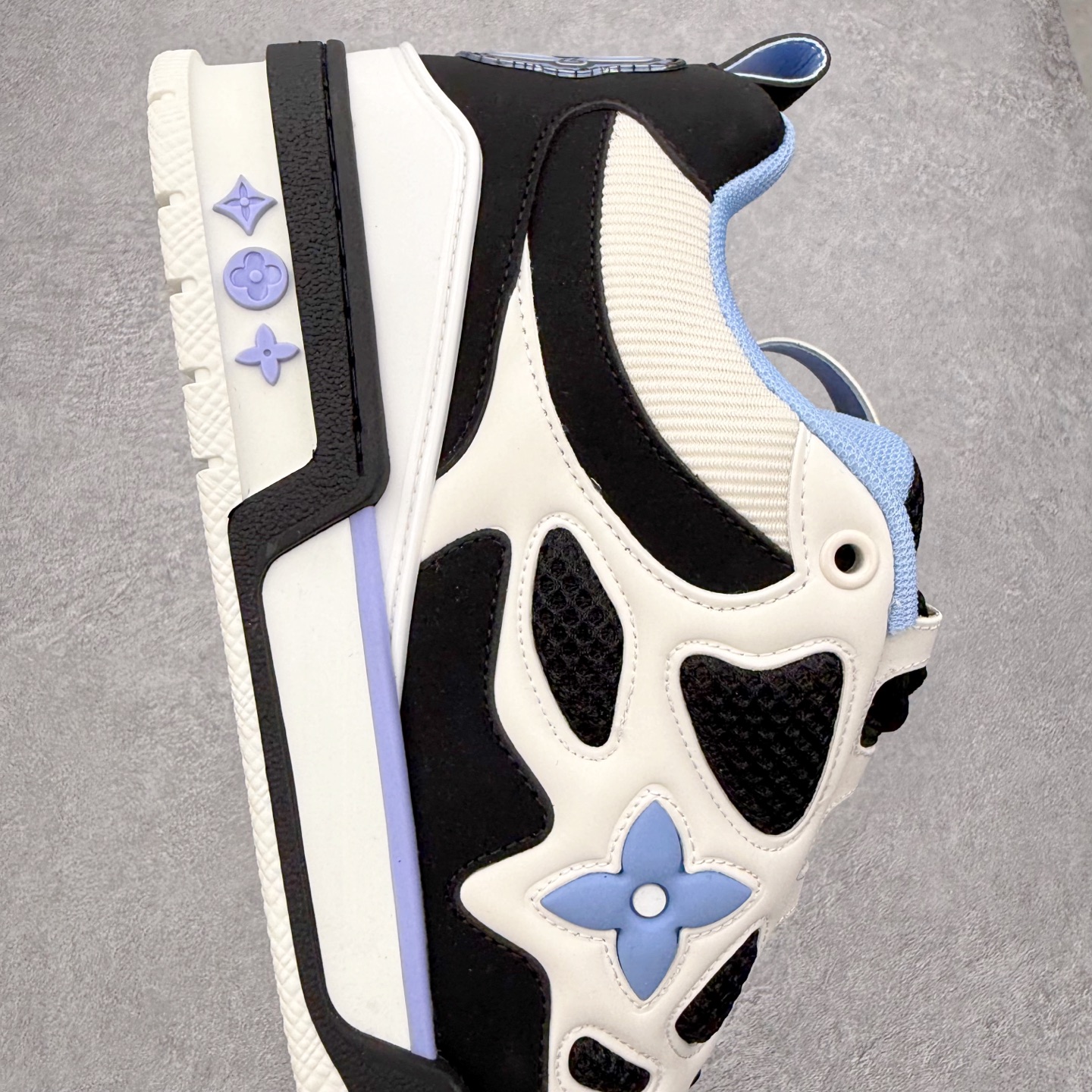 图片[6]-Louis Vuitton Trainer lv时装走秀运动鞋 完美鞋型超高的清洁度 零毛边线头瑕疵 全套原楦原纸版原鞋开模 全网最具灵魂的版型 正确原装黄色鞋盒 正确中底印花 鞋面印花3D高频深度立体 全鞋电脑针车 紧密相连 针距密度一致 环保乳胶注塑鞋垫 厚度脚感还原原版 皮面裁剪部位 统一油边封口工艺 原装橡胶大底含胶量大底组合零偏差 专柜全套包装 防尘袋 说明书 质保卡 男女鞋 尺码：35 36 37 38 39 40 41 42 43 44 45-选品中心