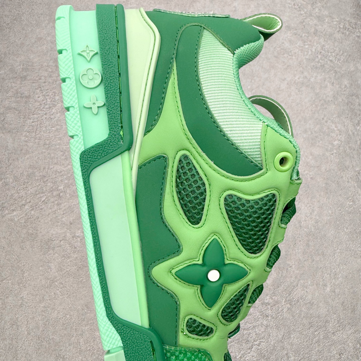 图片[6]-Louis Vuitton Trainer lv时装走秀运动鞋 完美鞋型超高的清洁度 零毛边线头瑕疵 全套原楦原纸版原鞋开模 全网最具灵魂的版型 正确原装黄色鞋盒 正确中底印花 鞋面印花3D高频深度立体 全鞋电脑针车 紧密相连 针距密度一致 环保乳胶注塑鞋垫 厚度脚感还原原版 皮面裁剪部位 统一油边封口工艺 原装橡胶大底含胶量大底组合零偏差 专柜全套包装 防尘袋 说明书 质保卡 男女鞋 尺码：35 36 37 38 39 40 41 42 43 44 45-选品中心