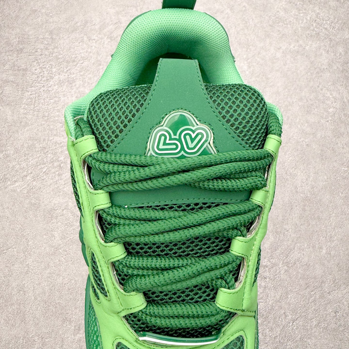 图片[5]-Louis Vuitton Trainer lv时装走秀运动鞋 完美鞋型超高的清洁度 零毛边线头瑕疵 全套原楦原纸版原鞋开模 全网最具灵魂的版型 正确原装黄色鞋盒 正确中底印花 鞋面印花3D高频深度立体 全鞋电脑针车 紧密相连 针距密度一致 环保乳胶注塑鞋垫 厚度脚感还原原版 皮面裁剪部位 统一油边封口工艺 原装橡胶大底含胶量大底组合零偏差 专柜全套包装 防尘袋 说明书 质保卡 男女鞋 尺码：35 36 37 38 39 40 41 42 43 44 45-选品中心