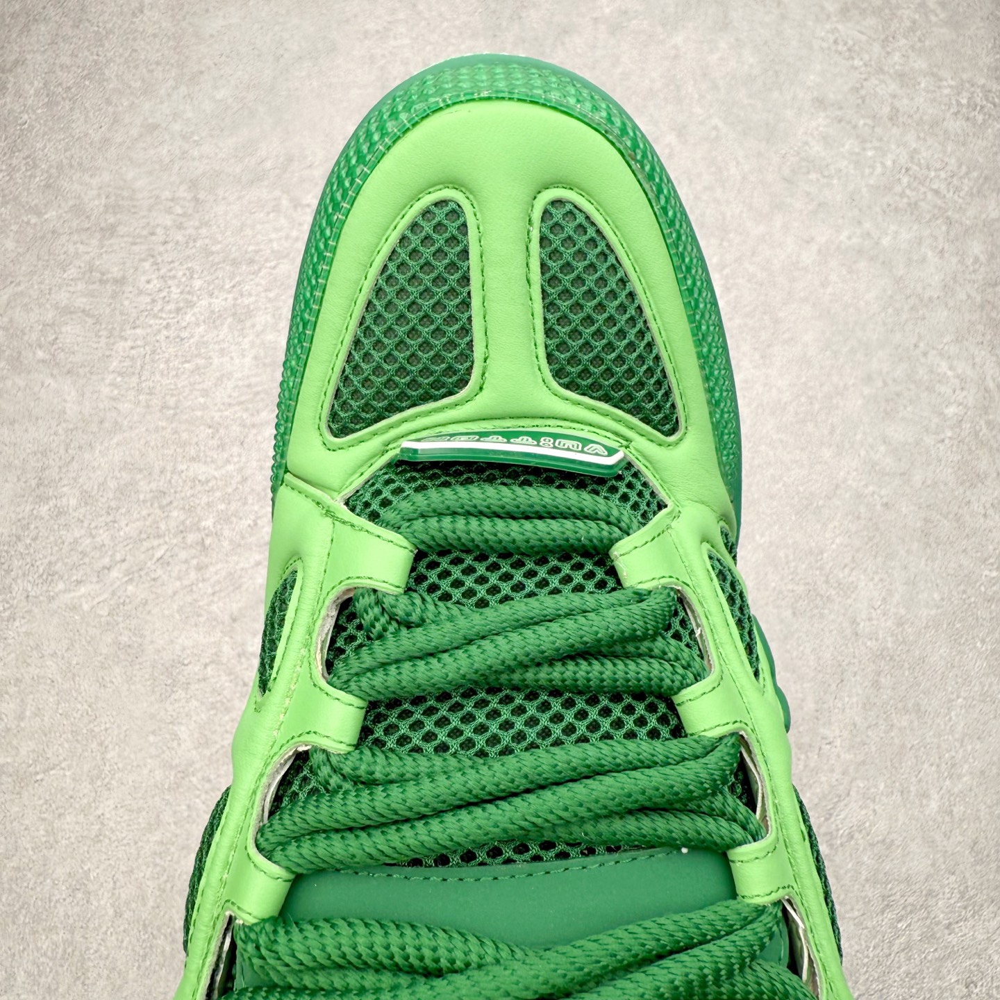 图片[4]-Louis Vuitton Trainer lv时装走秀运动鞋 完美鞋型超高的清洁度 零毛边线头瑕疵 全套原楦原纸版原鞋开模 全网最具灵魂的版型 正确原装黄色鞋盒 正确中底印花 鞋面印花3D高频深度立体 全鞋电脑针车 紧密相连 针距密度一致 环保乳胶注塑鞋垫 厚度脚感还原原版 皮面裁剪部位 统一油边封口工艺 原装橡胶大底含胶量大底组合零偏差 专柜全套包装 防尘袋 说明书 质保卡 男女鞋 尺码：35 36 37 38 39 40 41 42 43 44 45-选品中心