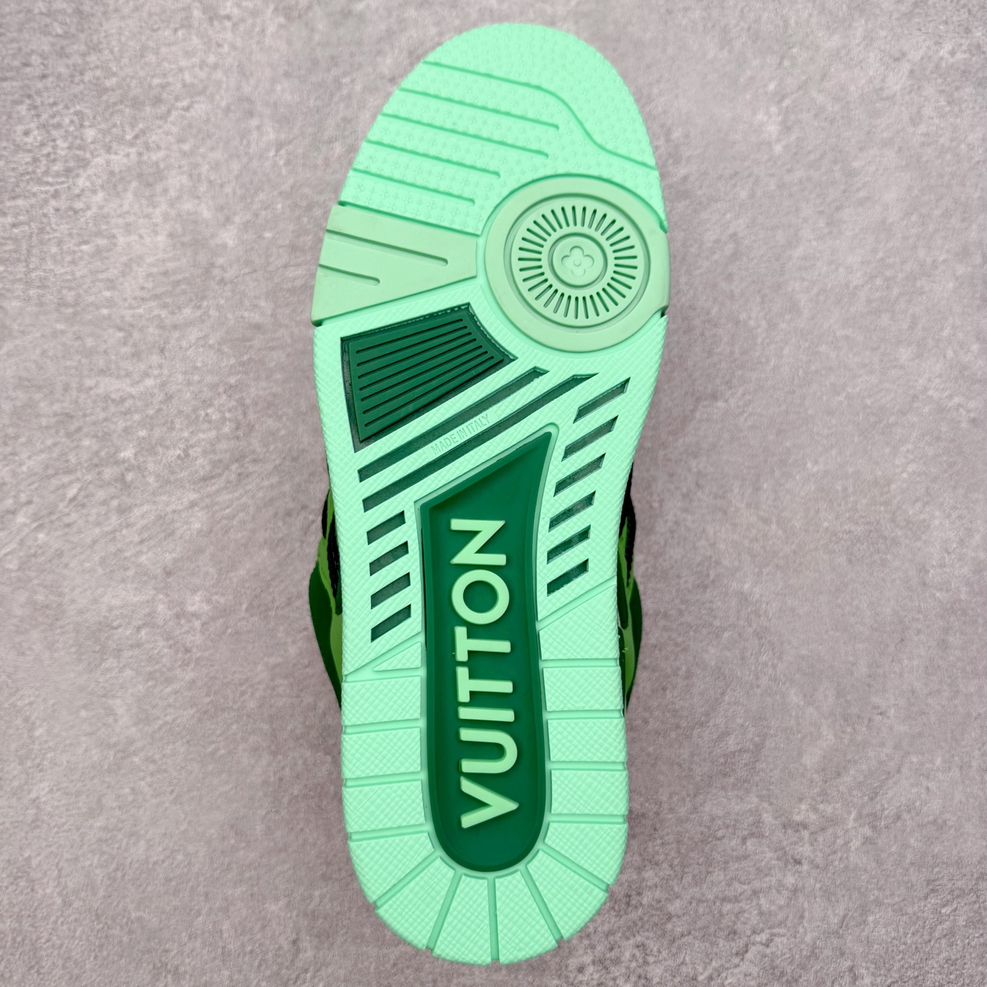 图片[9]-Louis Vuitton Trainer lv时装走秀运动鞋 完美鞋型超高的清洁度 零毛边线头瑕疵 全套原楦原纸版原鞋开模 全网最具灵魂的版型 正确原装黄色鞋盒 正确中底印花 鞋面印花3D高频深度立体 全鞋电脑针车 紧密相连 针距密度一致 环保乳胶注塑鞋垫 厚度脚感还原原版 皮面裁剪部位 统一油边封口工艺 原装橡胶大底含胶量大底组合零偏差 专柜全套包装 防尘袋 说明书 质保卡 男女鞋 尺码：35 36 37 38 39 40 41 42 43 44 45-选品中心