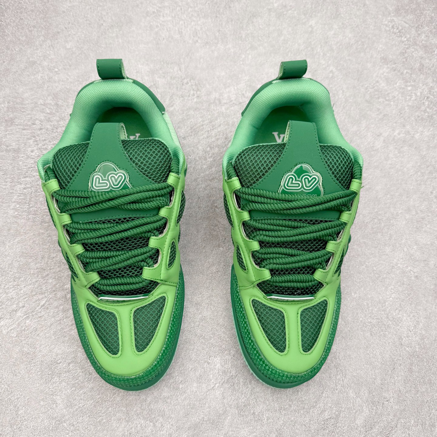 图片[2]-Louis Vuitton Trainer lv时装走秀运动鞋 完美鞋型超高的清洁度 零毛边线头瑕疵 全套原楦原纸版原鞋开模 全网最具灵魂的版型 正确原装黄色鞋盒 正确中底印花 鞋面印花3D高频深度立体 全鞋电脑针车 紧密相连 针距密度一致 环保乳胶注塑鞋垫 厚度脚感还原原版 皮面裁剪部位 统一油边封口工艺 原装橡胶大底含胶量大底组合零偏差 专柜全套包装 防尘袋 说明书 质保卡 男女鞋 尺码：35 36 37 38 39 40 41 42 43 44 45-选品中心