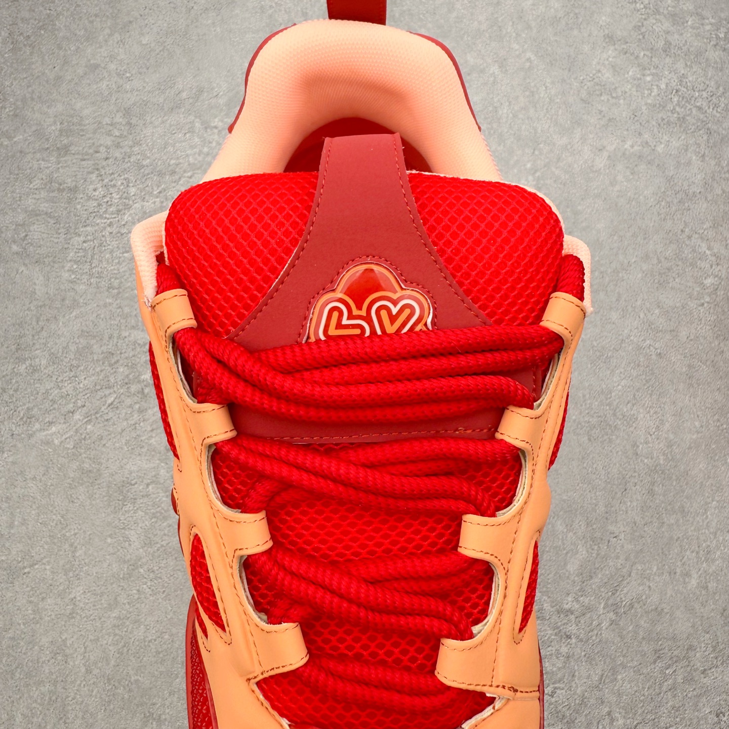 图片[5]-Louis Vuitton Trainer lv时装走秀运动鞋 完美鞋型超高的清洁度 零毛边线头瑕疵 全套原楦原纸版原鞋开模 全网最具灵魂的版型 正确原装黄色鞋盒 正确中底印花 鞋面印花3D高频深度立体 全鞋电脑针车 紧密相连 针距密度一致 环保乳胶注塑鞋垫 厚度脚感还原原版 皮面裁剪部位 统一油边封口工艺 原装橡胶大底含胶量大底组合零偏差 专柜全套包装 防尘袋 说明书 质保卡 男女鞋 尺码：35 36 37 38 39 40 41 42 43 44 45-选品中心