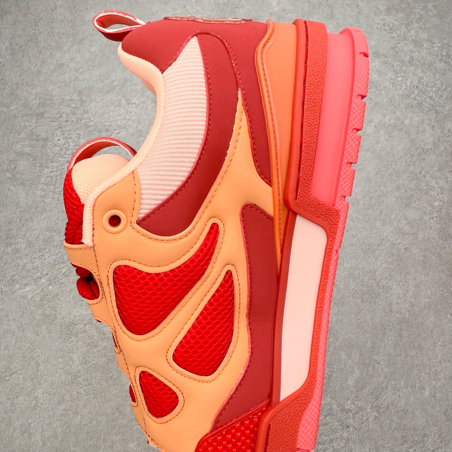 图片[7]-Louis Vuitton Trainer lv时装走秀运动鞋 完美鞋型超高的清洁度 零毛边线头瑕疵 全套原楦原纸版原鞋开模 全网最具灵魂的版型 正确原装黄色鞋盒 正确中底印花 鞋面印花3D高频深度立体 全鞋电脑针车 紧密相连 针距密度一致 环保乳胶注塑鞋垫 厚度脚感还原原版 皮面裁剪部位 统一油边封口工艺 原装橡胶大底含胶量大底组合零偏差 专柜全套包装 防尘袋 说明书 质保卡 男女鞋 尺码：35 36 37 38 39 40 41 42 43 44 45-选品中心