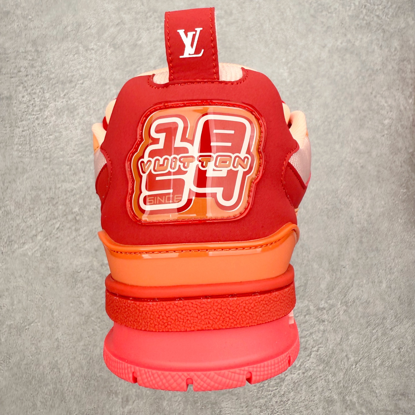 图片[8]-Louis Vuitton Trainer lv时装走秀运动鞋 完美鞋型超高的清洁度 零毛边线头瑕疵 全套原楦原纸版原鞋开模 全网最具灵魂的版型 正确原装黄色鞋盒 正确中底印花 鞋面印花3D高频深度立体 全鞋电脑针车 紧密相连 针距密度一致 环保乳胶注塑鞋垫 厚度脚感还原原版 皮面裁剪部位 统一油边封口工艺 原装橡胶大底含胶量大底组合零偏差 专柜全套包装 防尘袋 说明书 质保卡 男女鞋 尺码：35 36 37 38 39 40 41 42 43 44 45-选品中心