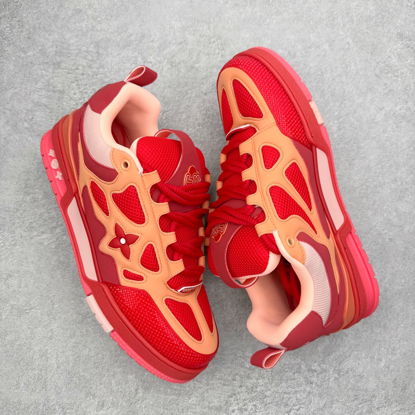 图片[3]-Louis Vuitton Trainer lv时装走秀运动鞋 完美鞋型超高的清洁度 零毛边线头瑕疵 全套原楦原纸版原鞋开模 全网最具灵魂的版型 正确原装黄色鞋盒 正确中底印花 鞋面印花3D高频深度立体 全鞋电脑针车 紧密相连 针距密度一致 环保乳胶注塑鞋垫 厚度脚感还原原版 皮面裁剪部位 统一油边封口工艺 原装橡胶大底含胶量大底组合零偏差 专柜全套包装 防尘袋 说明书 质保卡 男女鞋 尺码：35 36 37 38 39 40 41 42 43 44 45-选品中心