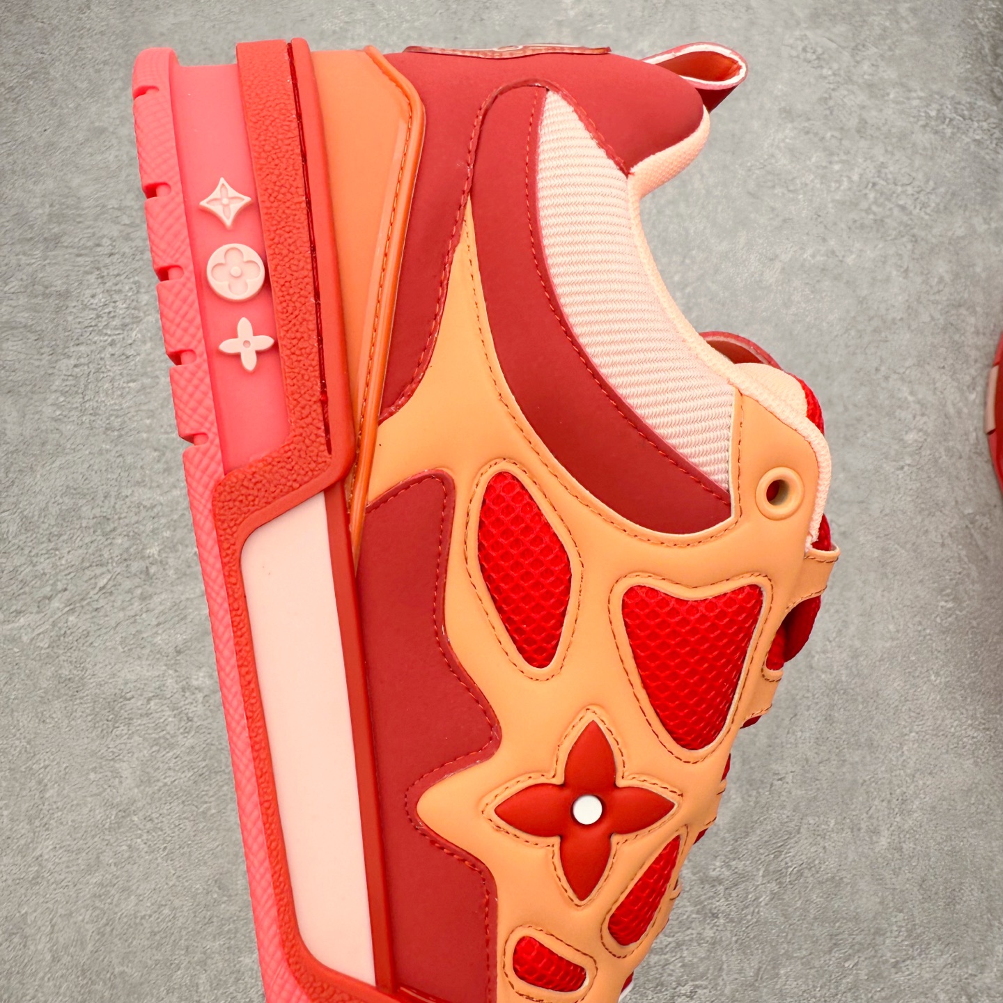 图片[6]-Louis Vuitton Trainer lv时装走秀运动鞋 完美鞋型超高的清洁度 零毛边线头瑕疵 全套原楦原纸版原鞋开模 全网最具灵魂的版型 正确原装黄色鞋盒 正确中底印花 鞋面印花3D高频深度立体 全鞋电脑针车 紧密相连 针距密度一致 环保乳胶注塑鞋垫 厚度脚感还原原版 皮面裁剪部位 统一油边封口工艺 原装橡胶大底含胶量大底组合零偏差 专柜全套包装 防尘袋 说明书 质保卡 男女鞋 尺码：35 36 37 38 39 40 41 42 43 44 45-选品中心