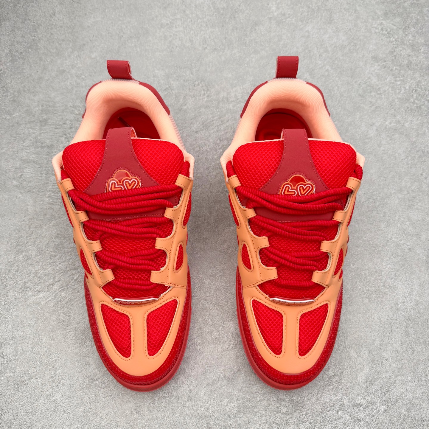 图片[2]-Louis Vuitton Trainer lv时装走秀运动鞋 完美鞋型超高的清洁度 零毛边线头瑕疵 全套原楦原纸版原鞋开模 全网最具灵魂的版型 正确原装黄色鞋盒 正确中底印花 鞋面印花3D高频深度立体 全鞋电脑针车 紧密相连 针距密度一致 环保乳胶注塑鞋垫 厚度脚感还原原版 皮面裁剪部位 统一油边封口工艺 原装橡胶大底含胶量大底组合零偏差 专柜全套包装 防尘袋 说明书 质保卡 男女鞋 尺码：35 36 37 38 39 40 41 42 43 44 45-选品中心