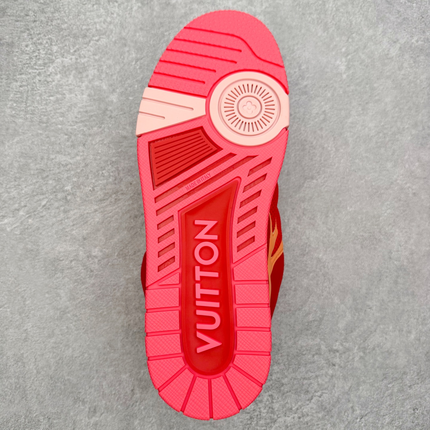 图片[9]-Louis Vuitton Trainer lv时装走秀运动鞋 完美鞋型超高的清洁度 零毛边线头瑕疵 全套原楦原纸版原鞋开模 全网最具灵魂的版型 正确原装黄色鞋盒 正确中底印花 鞋面印花3D高频深度立体 全鞋电脑针车 紧密相连 针距密度一致 环保乳胶注塑鞋垫 厚度脚感还原原版 皮面裁剪部位 统一油边封口工艺 原装橡胶大底含胶量大底组合零偏差 专柜全套包装 防尘袋 说明书 质保卡 男女鞋 尺码：35 36 37 38 39 40 41 42 43 44 45-选品中心