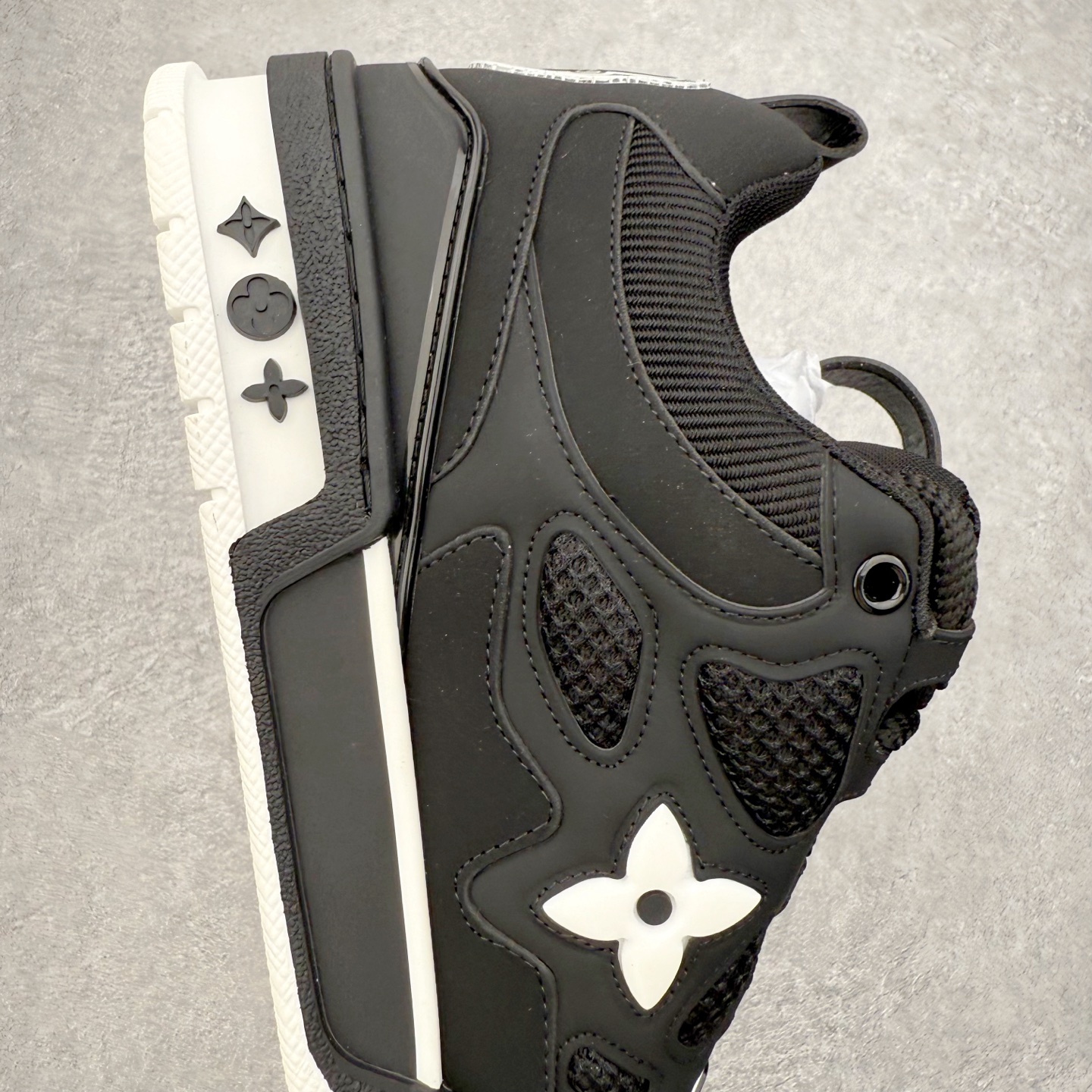 图片[6]-Louis Vuitton Trainer lv时装走秀运动鞋 完美鞋型超高的清洁度 零毛边线头瑕疵 全套原楦原纸版原鞋开模 全网最具灵魂的版型 正确原装黄色鞋盒 正确中底印花 鞋面印花3D高频深度立体 全鞋电脑针车 紧密相连 针距密度一致 环保乳胶注塑鞋垫 厚度脚感还原原版 皮面裁剪部位 统一油边封口工艺 原装橡胶大底含胶量大底组合零偏差 专柜全套包装 防尘袋 说明书 质保卡 男女鞋 尺码：35 36 37 38 39 40 41 42 43 44 45-选品中心