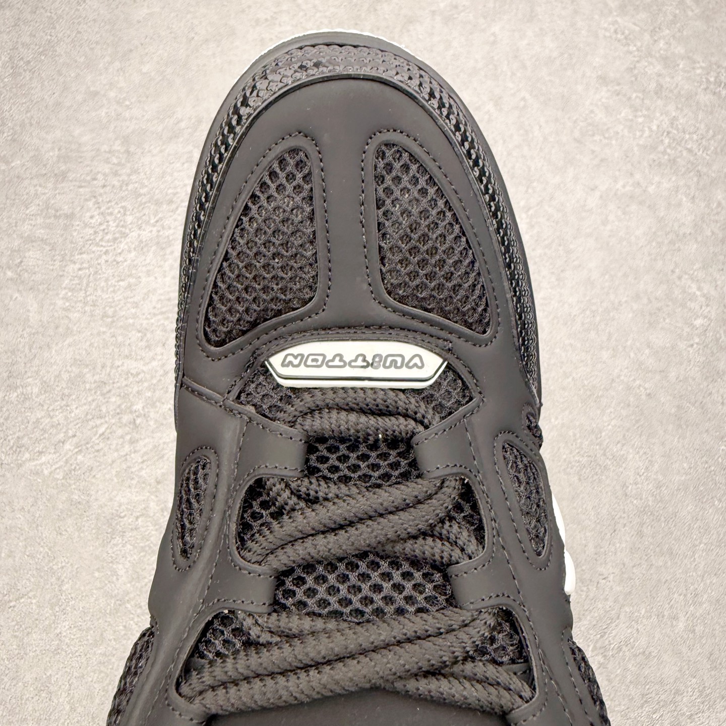 图片[4]-Louis Vuitton Trainer lv时装走秀运动鞋 完美鞋型超高的清洁度 零毛边线头瑕疵 全套原楦原纸版原鞋开模 全网最具灵魂的版型 正确原装黄色鞋盒 正确中底印花 鞋面印花3D高频深度立体 全鞋电脑针车 紧密相连 针距密度一致 环保乳胶注塑鞋垫 厚度脚感还原原版 皮面裁剪部位 统一油边封口工艺 原装橡胶大底含胶量大底组合零偏差 专柜全套包装 防尘袋 说明书 质保卡 男女鞋 尺码：35 36 37 38 39 40 41 42 43 44 45-选品中心