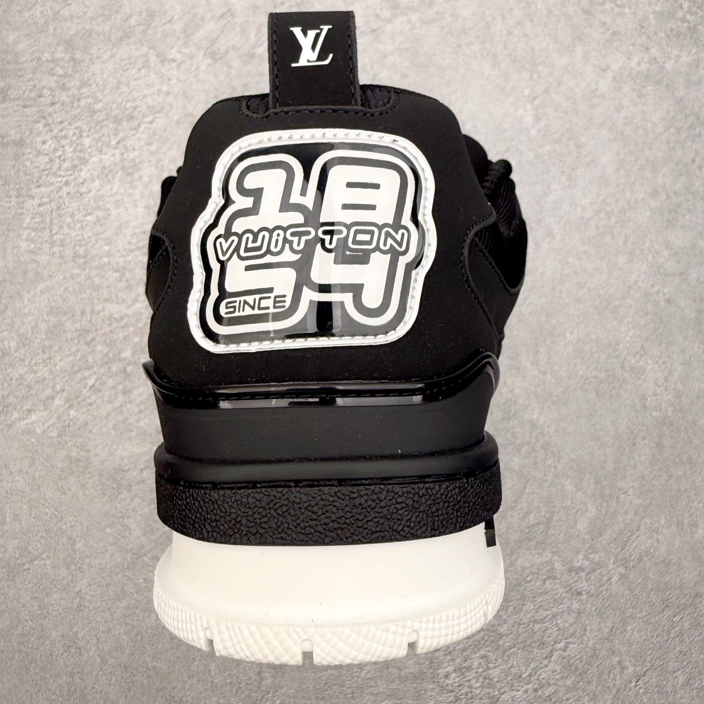 图片[8]-Louis Vuitton Trainer lv时装走秀运动鞋 完美鞋型超高的清洁度 零毛边线头瑕疵 全套原楦原纸版原鞋开模 全网最具灵魂的版型 正确原装黄色鞋盒 正确中底印花 鞋面印花3D高频深度立体 全鞋电脑针车 紧密相连 针距密度一致 环保乳胶注塑鞋垫 厚度脚感还原原版 皮面裁剪部位 统一油边封口工艺 原装橡胶大底含胶量大底组合零偏差 专柜全套包装 防尘袋 说明书 质保卡 男女鞋 尺码：35 36 37 38 39 40 41 42 43 44 45-选品中心