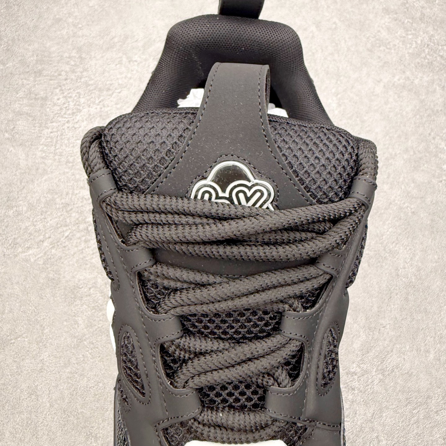 图片[5]-Louis Vuitton Trainer lv时装走秀运动鞋 完美鞋型超高的清洁度 零毛边线头瑕疵 全套原楦原纸版原鞋开模 全网最具灵魂的版型 正确原装黄色鞋盒 正确中底印花 鞋面印花3D高频深度立体 全鞋电脑针车 紧密相连 针距密度一致 环保乳胶注塑鞋垫 厚度脚感还原原版 皮面裁剪部位 统一油边封口工艺 原装橡胶大底含胶量大底组合零偏差 专柜全套包装 防尘袋 说明书 质保卡 男女鞋 尺码：35 36 37 38 39 40 41 42 43 44 45-选品中心