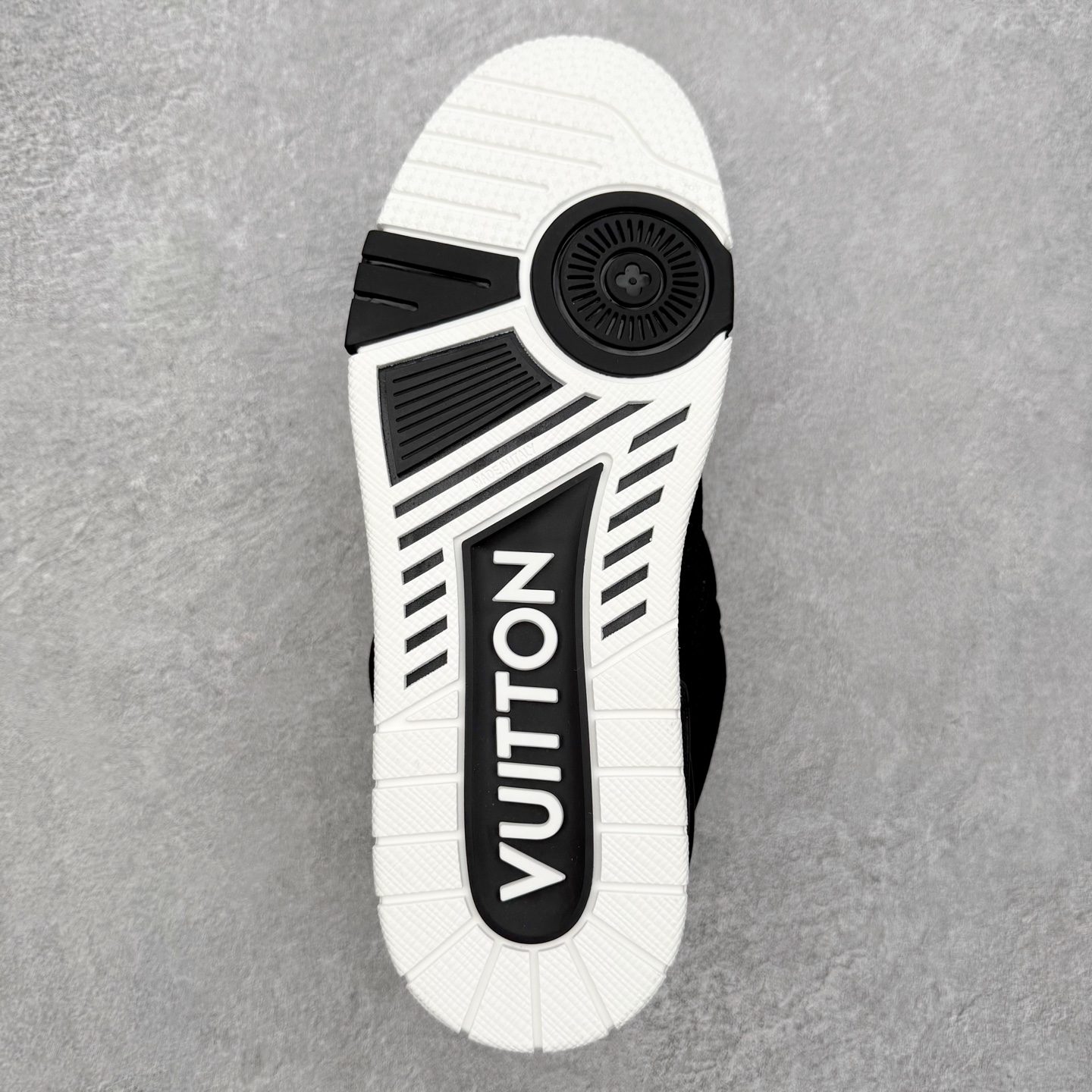 图片[9]-Louis Vuitton Trainer lv时装走秀运动鞋 完美鞋型超高的清洁度 零毛边线头瑕疵 全套原楦原纸版原鞋开模 全网最具灵魂的版型 正确原装黄色鞋盒 正确中底印花 鞋面印花3D高频深度立体 全鞋电脑针车 紧密相连 针距密度一致 环保乳胶注塑鞋垫 厚度脚感还原原版 皮面裁剪部位 统一油边封口工艺 原装橡胶大底含胶量大底组合零偏差 专柜全套包装 防尘袋 说明书 质保卡 男女鞋 尺码：35 36 37 38 39 40 41 42 43 44 45-选品中心