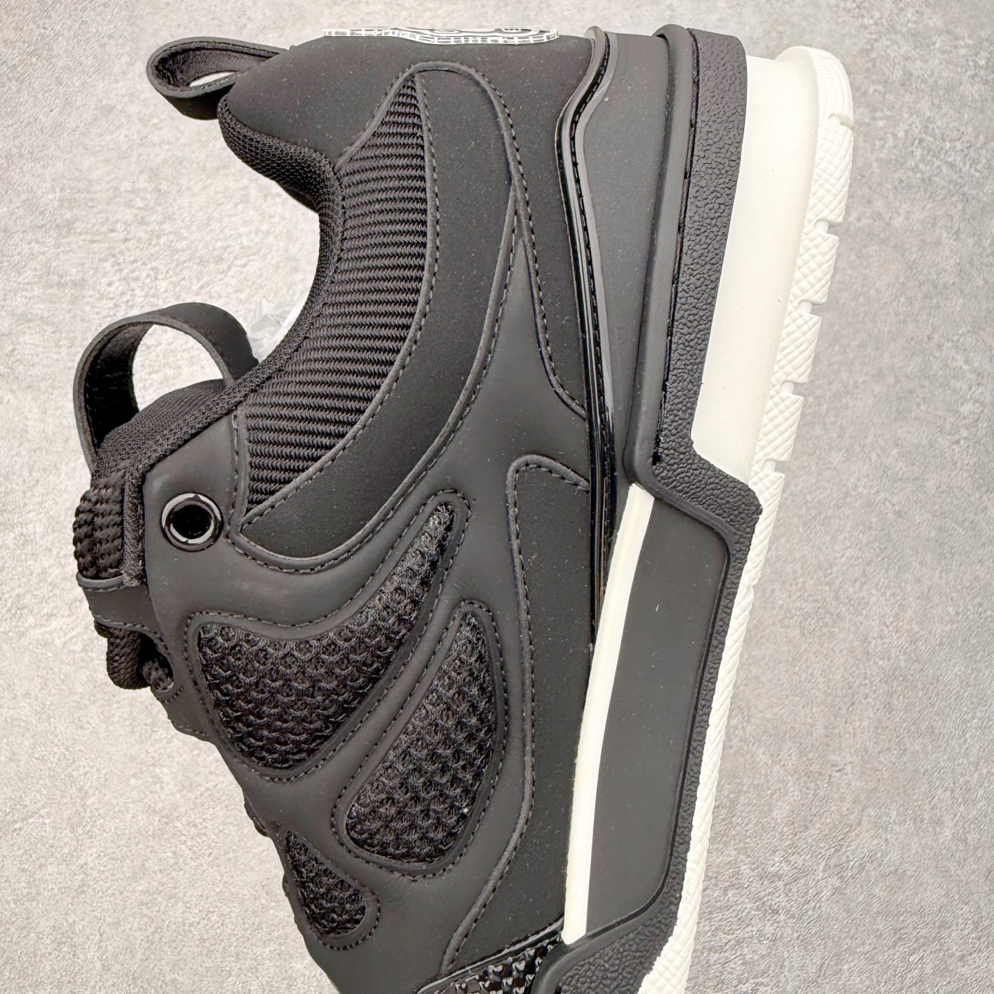 图片[7]-Louis Vuitton Trainer lv时装走秀运动鞋 完美鞋型超高的清洁度 零毛边线头瑕疵 全套原楦原纸版原鞋开模 全网最具灵魂的版型 正确原装黄色鞋盒 正确中底印花 鞋面印花3D高频深度立体 全鞋电脑针车 紧密相连 针距密度一致 环保乳胶注塑鞋垫 厚度脚感还原原版 皮面裁剪部位 统一油边封口工艺 原装橡胶大底含胶量大底组合零偏差 专柜全套包装 防尘袋 说明书 质保卡 男女鞋 尺码：35 36 37 38 39 40 41 42 43 44 45-选品中心