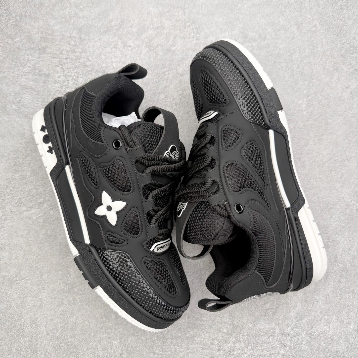 图片[3]-Louis Vuitton Trainer lv时装走秀运动鞋 完美鞋型超高的清洁度 零毛边线头瑕疵 全套原楦原纸版原鞋开模 全网最具灵魂的版型 正确原装黄色鞋盒 正确中底印花 鞋面印花3D高频深度立体 全鞋电脑针车 紧密相连 针距密度一致 环保乳胶注塑鞋垫 厚度脚感还原原版 皮面裁剪部位 统一油边封口工艺 原装橡胶大底含胶量大底组合零偏差 专柜全套包装 防尘袋 说明书 质保卡 男女鞋 尺码：35 36 37 38 39 40 41 42 43 44 45-选品中心