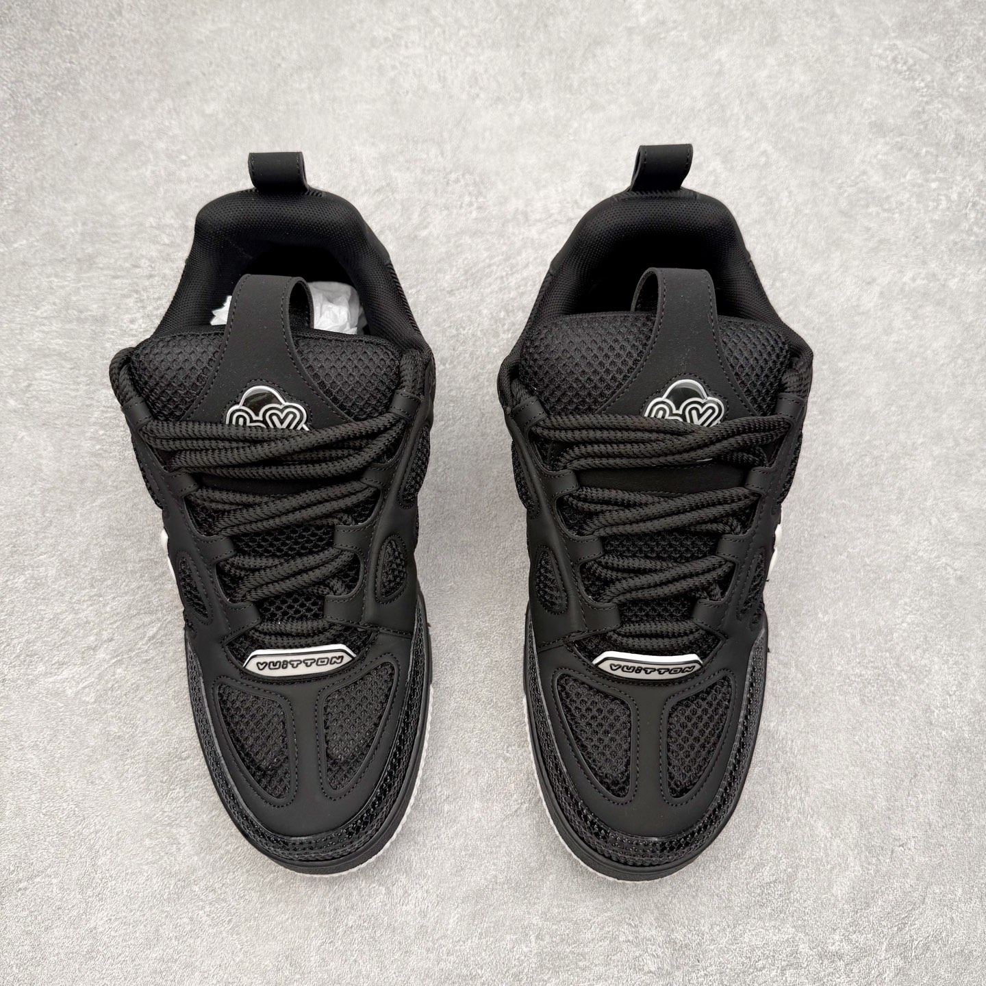 图片[2]-Louis Vuitton Trainer lv时装走秀运动鞋 完美鞋型超高的清洁度 零毛边线头瑕疵 全套原楦原纸版原鞋开模 全网最具灵魂的版型 正确原装黄色鞋盒 正确中底印花 鞋面印花3D高频深度立体 全鞋电脑针车 紧密相连 针距密度一致 环保乳胶注塑鞋垫 厚度脚感还原原版 皮面裁剪部位 统一油边封口工艺 原装橡胶大底含胶量大底组合零偏差 专柜全套包装 防尘袋 说明书 质保卡 男女鞋 尺码：35 36 37 38 39 40 41 42 43 44 45-选品中心