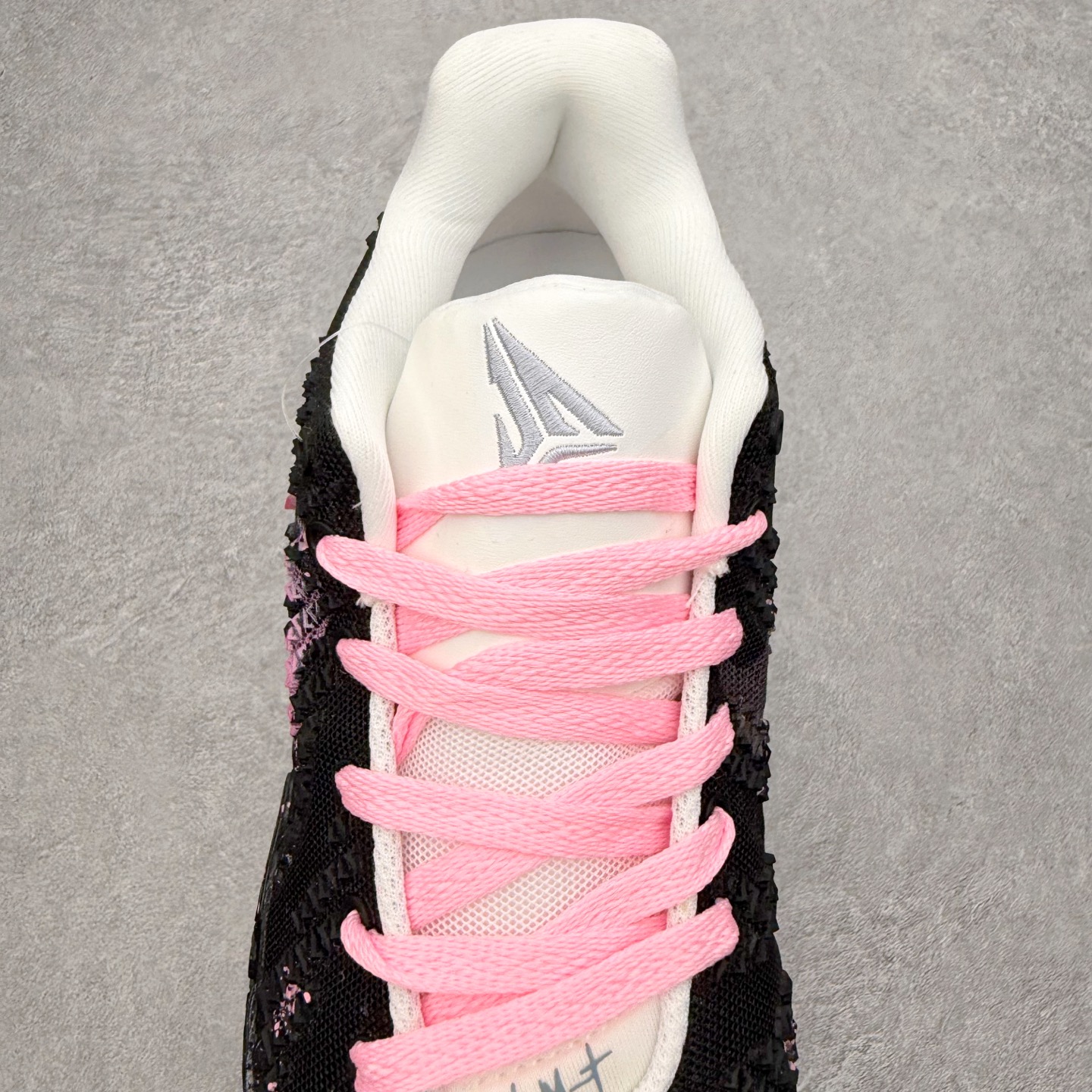 图片[5]-NK JA3 EP 莫兰特三代低帮篮球鞋 以鲜艳明亮的色调脱颖而出。鞋舌上醒目地展示着 “ JA ” 标志，而后跟上的 “ 12 ：AM ” 则以独特的设计呈现。鞋头和鞋舌采用透气运动网布制成，确保舒适耐用。在第一款鞋型的基础上进行了重大升级，采用更为挺拔的鞋口设计，为脚踝带来更佳的包裹与支撑感。侧面独特波纹纹理细节，打破了单调，赋予鞋子灵动与活力的视觉体验。中底部分巧妙借鉴了科比 5 的经典元素，融入斑点细节，增强了整体美学吸引力。实拍调校N版已经零色差零失真 百分百还原实物色彩所见即所得 不存在货不对板色差等低级问题 选购参考实物拍摄 不混卖不参货 只用心做好货严格选品 承诺混一赔十 尺码：40 40.5 41 42 42.5 43 44 44.5 45 46-选品中心