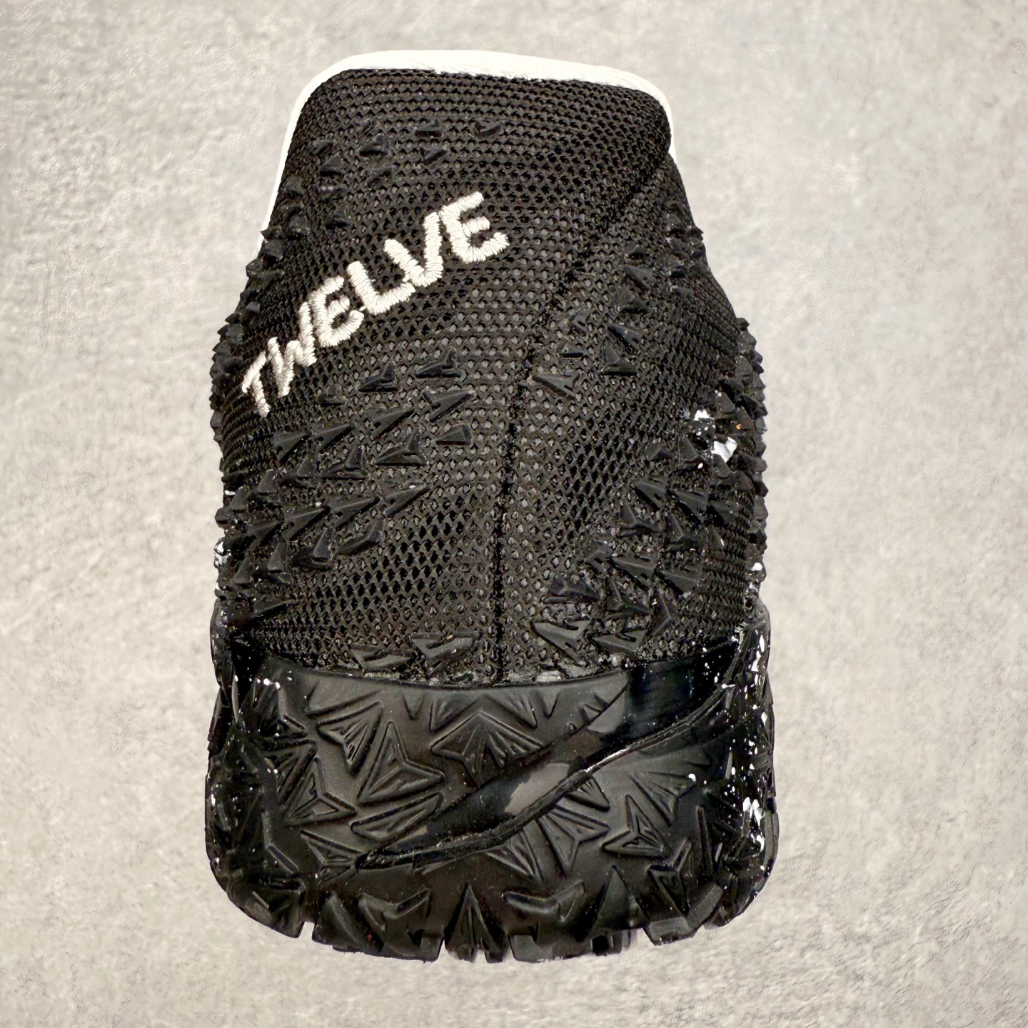 图片[8]-NK JA3 EP 莫兰特三代低帮篮球鞋 以鲜艳明亮的色调脱颖而出。鞋舌上醒目地展示着 “ JA ” 标志，而后跟上的 “ 12 ：AM ” 则以独特的设计呈现。鞋头和鞋舌采用透气运动网布制成，确保舒适耐用。在第一款鞋型的基础上进行了重大升级，采用更为挺拔的鞋口设计，为脚踝带来更佳的包裹与支撑感。侧面独特波纹纹理细节，打破了单调，赋予鞋子灵动与活力的视觉体验。中底部分巧妙借鉴了科比 5 的经典元素，融入斑点细节，增强了整体美学吸引力。实拍调校N版已经零色差零失真 百分百还原实物色彩所见即所得 不存在货不对板色差等低级问题 选购参考实物拍摄 不混卖不参货 只用心做好货严格选品 承诺混一赔十 尺码：40 40.5 41 42 42.5 43 44 44.5 45 46-选品中心