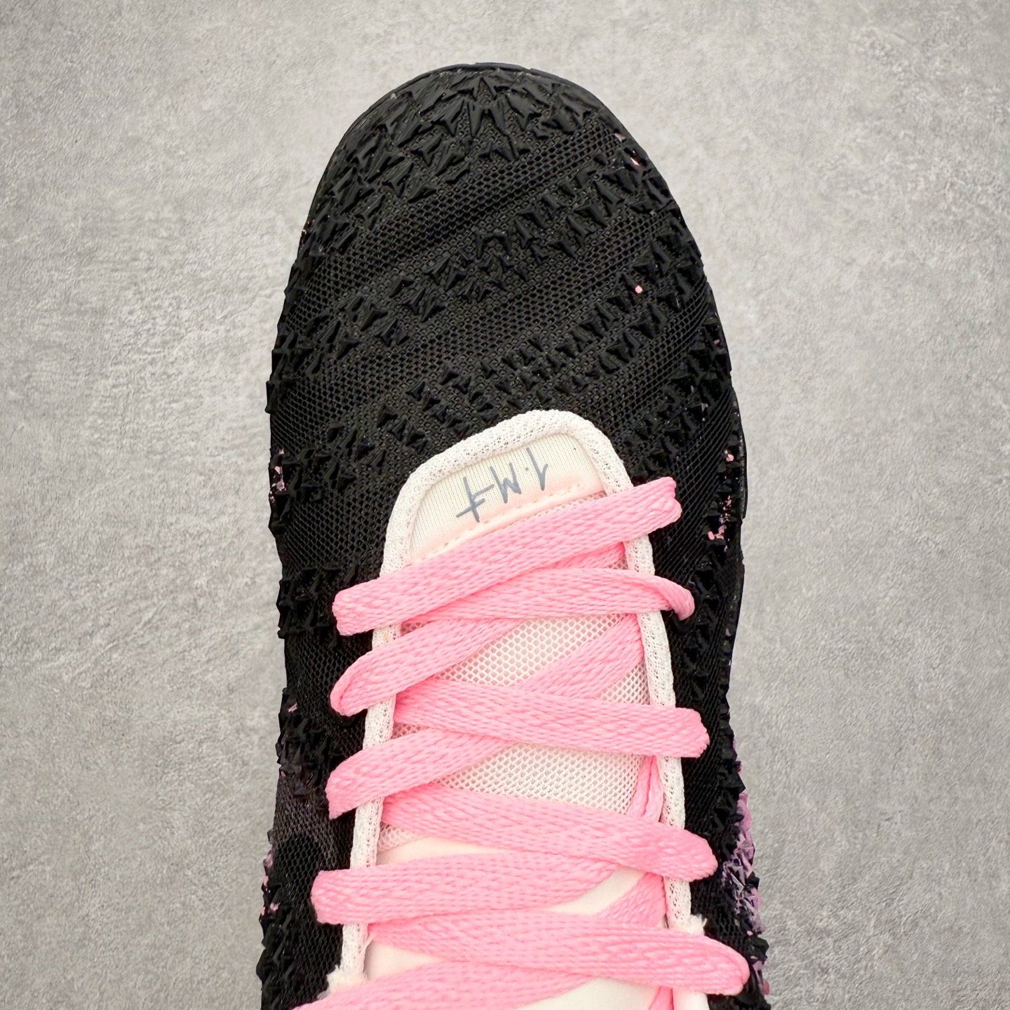 图片[4]-NK JA3 EP 莫兰特三代低帮篮球鞋 以鲜艳明亮的色调脱颖而出。鞋舌上醒目地展示着 “ JA ” 标志，而后跟上的 “ 12 ：AM ” 则以独特的设计呈现。鞋头和鞋舌采用透气运动网布制成，确保舒适耐用。在第一款鞋型的基础上进行了重大升级，采用更为挺拔的鞋口设计，为脚踝带来更佳的包裹与支撑感。侧面独特波纹纹理细节，打破了单调，赋予鞋子灵动与活力的视觉体验。中底部分巧妙借鉴了科比 5 的经典元素，融入斑点细节，增强了整体美学吸引力。实拍调校N版已经零色差零失真 百分百还原实物色彩所见即所得 不存在货不对板色差等低级问题 选购参考实物拍摄 不混卖不参货 只用心做好货严格选品 承诺混一赔十 尺码：40 40.5 41 42 42.5 43 44 44.5 45 46-选品中心