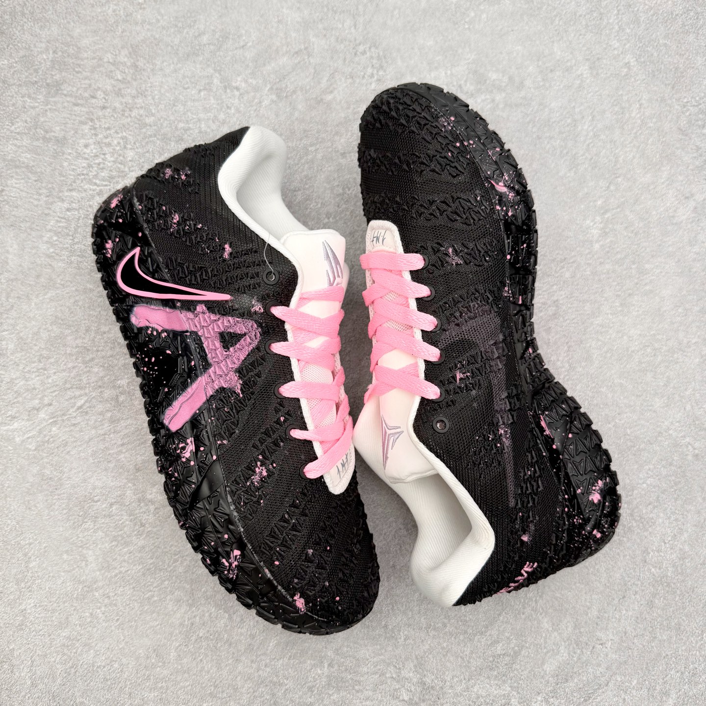 图片[3]-NK JA3 EP 莫兰特三代低帮篮球鞋 以鲜艳明亮的色调脱颖而出。鞋舌上醒目地展示着 “ JA ” 标志，而后跟上的 “ 12 ：AM ” 则以独特的设计呈现。鞋头和鞋舌采用透气运动网布制成，确保舒适耐用。在第一款鞋型的基础上进行了重大升级，采用更为挺拔的鞋口设计，为脚踝带来更佳的包裹与支撑感。侧面独特波纹纹理细节，打破了单调，赋予鞋子灵动与活力的视觉体验。中底部分巧妙借鉴了科比 5 的经典元素，融入斑点细节，增强了整体美学吸引力。实拍调校N版已经零色差零失真 百分百还原实物色彩所见即所得 不存在货不对板色差等低级问题 选购参考实物拍摄 不混卖不参货 只用心做好货严格选品 承诺混一赔十 尺码：40 40.5 41 42 42.5 43 44 44.5 45 46-选品中心