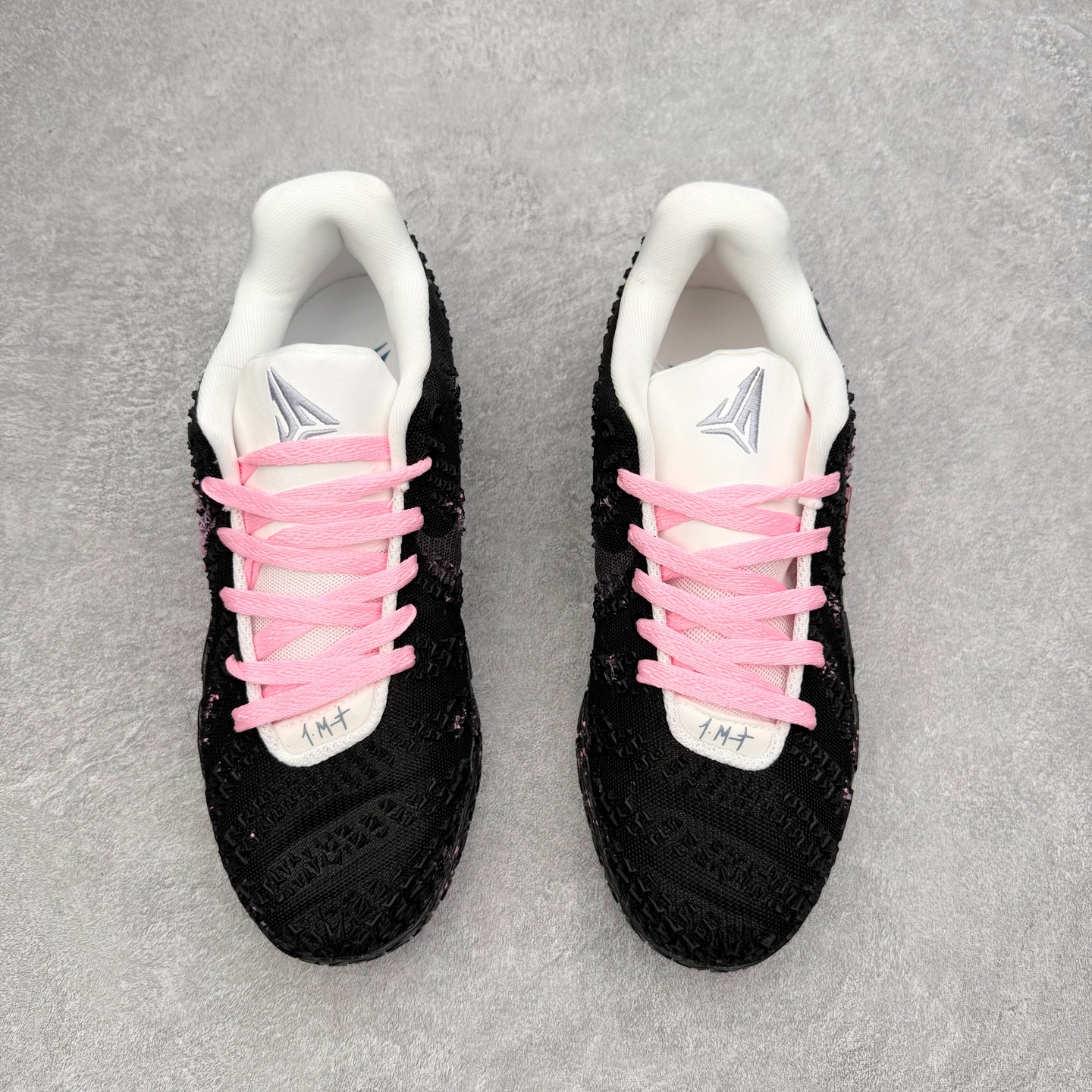 图片[2]-NK JA3 EP 莫兰特三代低帮篮球鞋 以鲜艳明亮的色调脱颖而出。鞋舌上醒目地展示着 “ JA ” 标志，而后跟上的 “ 12 ：AM ” 则以独特的设计呈现。鞋头和鞋舌采用透气运动网布制成，确保舒适耐用。在第一款鞋型的基础上进行了重大升级，采用更为挺拔的鞋口设计，为脚踝带来更佳的包裹与支撑感。侧面独特波纹纹理细节，打破了单调，赋予鞋子灵动与活力的视觉体验。中底部分巧妙借鉴了科比 5 的经典元素，融入斑点细节，增强了整体美学吸引力。实拍调校N版已经零色差零失真 百分百还原实物色彩所见即所得 不存在货不对板色差等低级问题 选购参考实物拍摄 不混卖不参货 只用心做好货严格选品 承诺混一赔十 尺码：40 40.5 41 42 42.5 43 44 44.5 45 46-选品中心