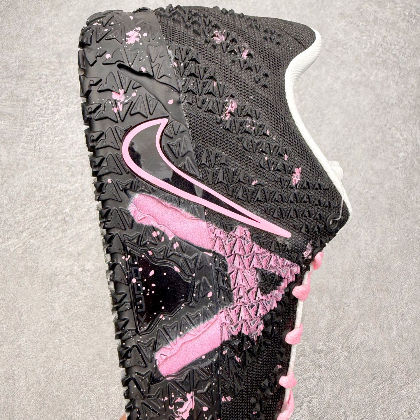 图片[6]-NK JA3 EP 莫兰特三代低帮篮球鞋 以鲜艳明亮的色调脱颖而出。鞋舌上醒目地展示着 “ JA ” 标志，而后跟上的 “ 12 ：AM ” 则以独特的设计呈现。鞋头和鞋舌采用透气运动网布制成，确保舒适耐用。在第一款鞋型的基础上进行了重大升级，采用更为挺拔的鞋口设计，为脚踝带来更佳的包裹与支撑感。侧面独特波纹纹理细节，打破了单调，赋予鞋子灵动与活力的视觉体验。中底部分巧妙借鉴了科比 5 的经典元素，融入斑点细节，增强了整体美学吸引力。实拍调校N版已经零色差零失真 百分百还原实物色彩所见即所得 不存在货不对板色差等低级问题 选购参考实物拍摄 不混卖不参货 只用心做好货严格选品 承诺混一赔十 尺码：40 40.5 41 42 42.5 43 44 44.5 45 46-选品中心