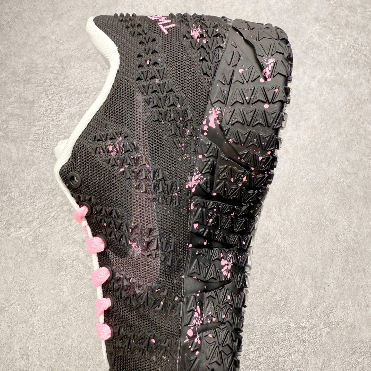 图片[7]-NK JA3 EP 莫兰特三代低帮篮球鞋 以鲜艳明亮的色调脱颖而出。鞋舌上醒目地展示着 “ JA ” 标志，而后跟上的 “ 12 ：AM ” 则以独特的设计呈现。鞋头和鞋舌采用透气运动网布制成，确保舒适耐用。在第一款鞋型的基础上进行了重大升级，采用更为挺拔的鞋口设计，为脚踝带来更佳的包裹与支撑感。侧面独特波纹纹理细节，打破了单调，赋予鞋子灵动与活力的视觉体验。中底部分巧妙借鉴了科比 5 的经典元素，融入斑点细节，增强了整体美学吸引力。实拍调校N版已经零色差零失真 百分百还原实物色彩所见即所得 不存在货不对板色差等低级问题 选购参考实物拍摄 不混卖不参货 只用心做好货严格选品 承诺混一赔十 尺码：40 40.5 41 42 42.5 43 44 44.5 45 46-选品中心