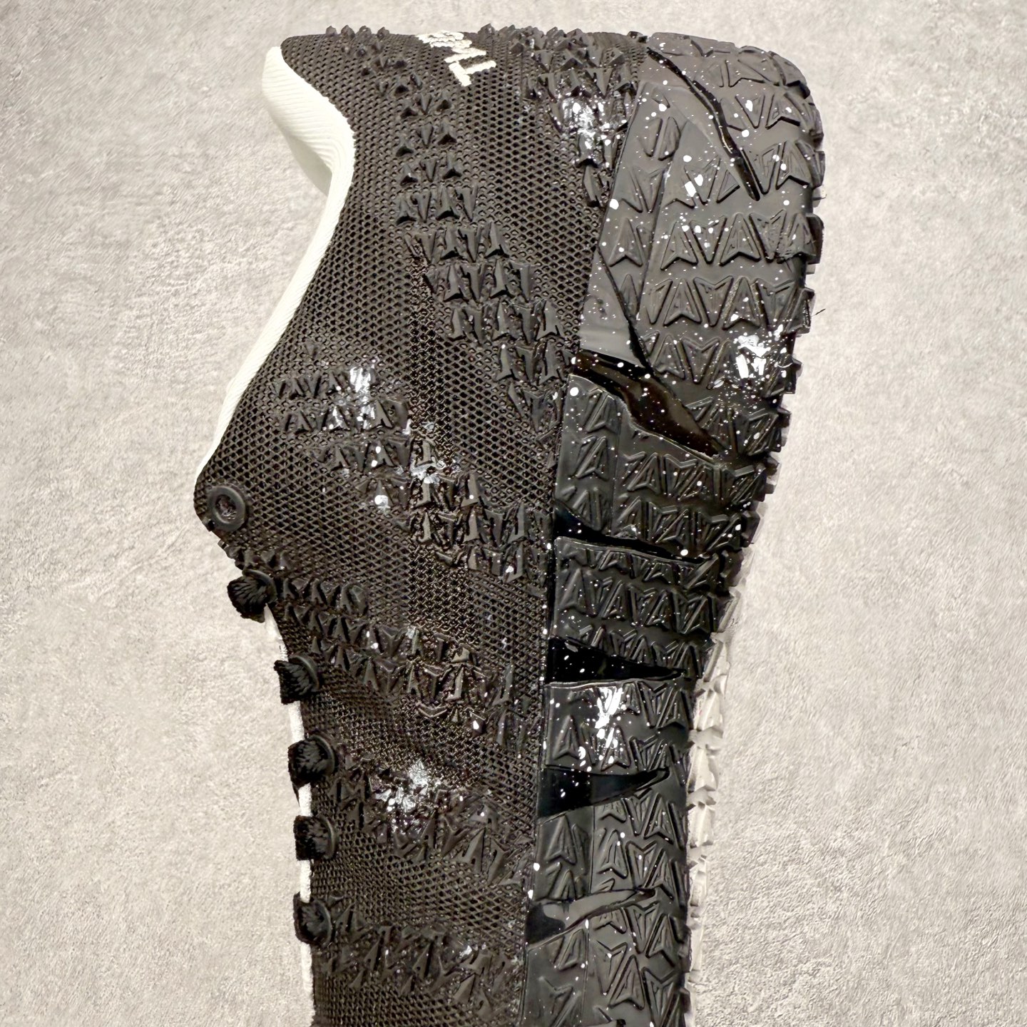 图片[7]-NK JA3 EP 莫兰特三代低帮篮球鞋 以鲜艳明亮的色调脱颖而出。鞋舌上醒目地展示着 “ JA ” 标志，而后跟上的 “ 12 ：AM ” 则以独特的设计呈现。鞋头和鞋舌采用透气运动网布制成，确保舒适耐用。在第一款鞋型的基础上进行了重大升级，采用更为挺拔的鞋口设计，为脚踝带来更佳的包裹与支撑感。侧面独特波纹纹理细节，打破了单调，赋予鞋子灵动与活力的视觉体验。中底部分巧妙借鉴了科比 5 的经典元素，融入斑点细节，增强了整体美学吸引力。实拍调校N版已经零色差零失真 百分百还原实物色彩所见即所得 不存在货不对板色差等低级问题 选购参考实物拍摄 不混卖不参货 只用心做好货严格选品 承诺混一赔十 尺码：40 40.5 41 42 42.5 43 44 44.5 45 46-选品中心