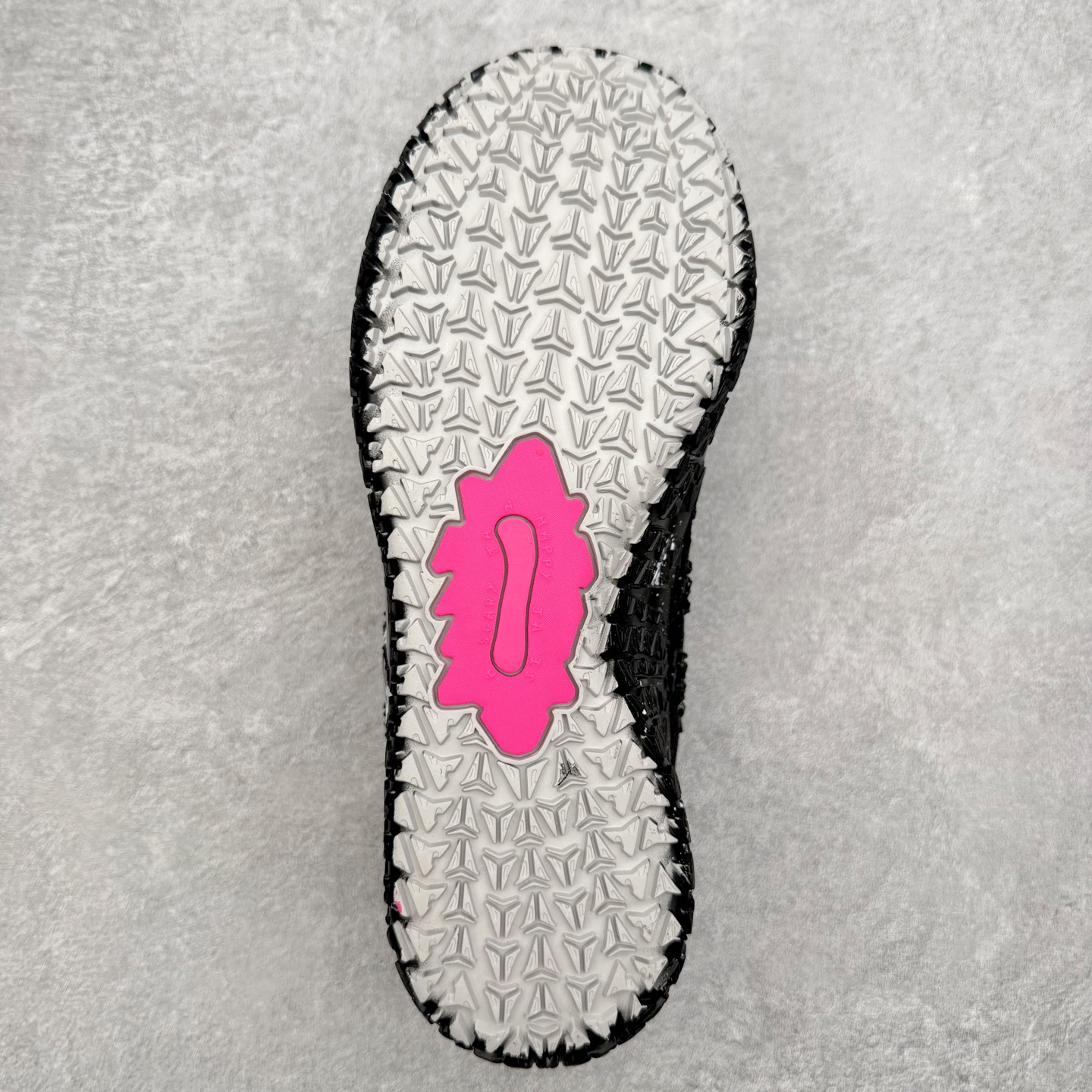 图片[9]-NK JA3 EP 莫兰特三代低帮篮球鞋 以鲜艳明亮的色调脱颖而出。鞋舌上醒目地展示着 “ JA ” 标志，而后跟上的 “ 12 ：AM ” 则以独特的设计呈现。鞋头和鞋舌采用透气运动网布制成，确保舒适耐用。在第一款鞋型的基础上进行了重大升级，采用更为挺拔的鞋口设计，为脚踝带来更佳的包裹与支撑感。侧面独特波纹纹理细节，打破了单调，赋予鞋子灵动与活力的视觉体验。中底部分巧妙借鉴了科比 5 的经典元素，融入斑点细节，增强了整体美学吸引力。实拍调校N版已经零色差零失真 百分百还原实物色彩所见即所得 不存在货不对板色差等低级问题 选购参考实物拍摄 不混卖不参货 只用心做好货严格选品 承诺混一赔十 尺码：40 40.5 41 42 42.5 43 44 44.5 45 46-选品中心