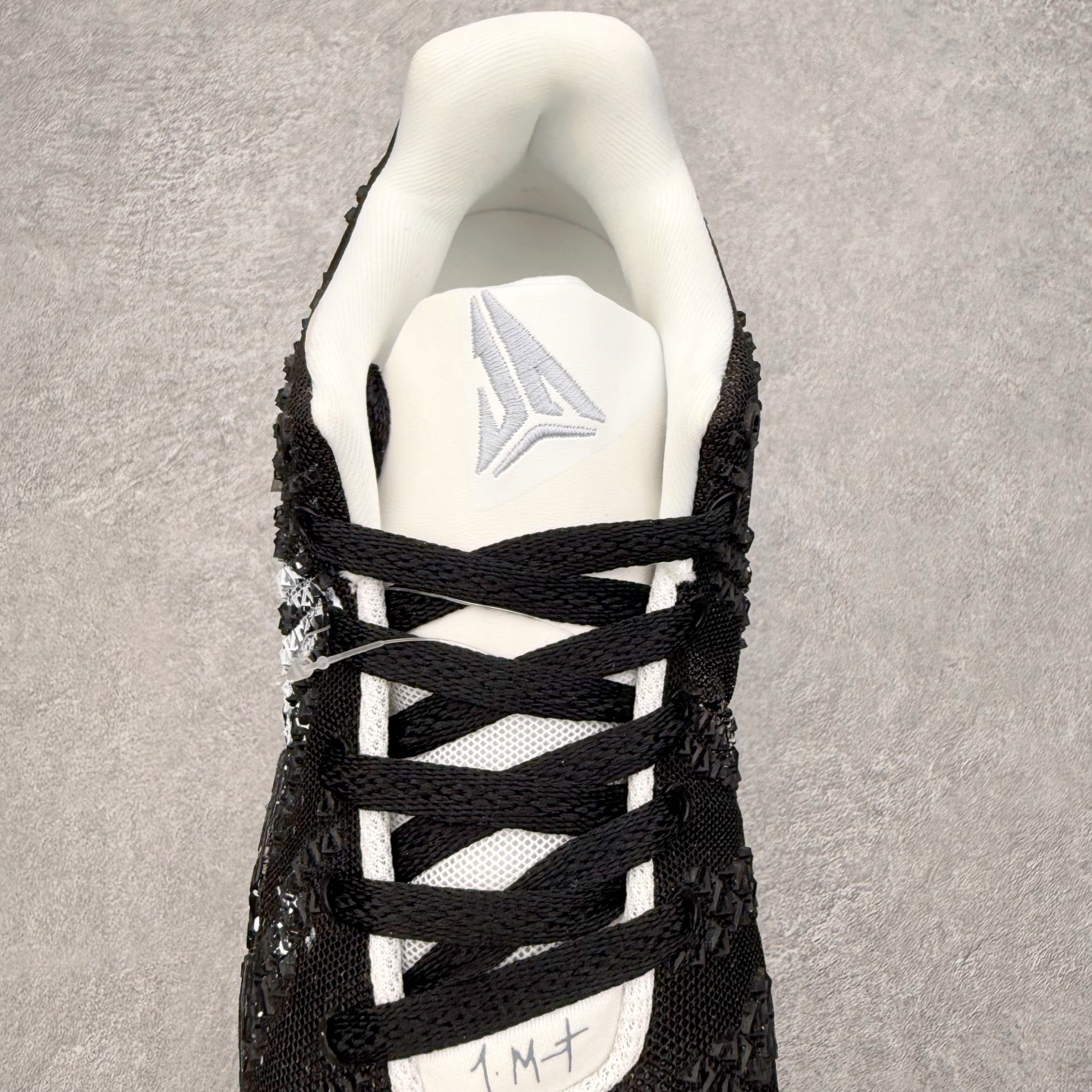 图片[5]-NK JA3 EP 莫兰特三代低帮篮球鞋 以鲜艳明亮的色调脱颖而出。鞋舌上醒目地展示着 “ JA ” 标志，而后跟上的 “ 12 ：AM ” 则以独特的设计呈现。鞋头和鞋舌采用透气运动网布制成，确保舒适耐用。在第一款鞋型的基础上进行了重大升级，采用更为挺拔的鞋口设计，为脚踝带来更佳的包裹与支撑感。侧面独特波纹纹理细节，打破了单调，赋予鞋子灵动与活力的视觉体验。中底部分巧妙借鉴了科比 5 的经典元素，融入斑点细节，增强了整体美学吸引力。实拍调校N版已经零色差零失真 百分百还原实物色彩所见即所得 不存在货不对板色差等低级问题 选购参考实物拍摄 不混卖不参货 只用心做好货严格选品 承诺混一赔十 尺码：40 40.5 41 42 42.5 43 44 44.5 45 46-选品中心