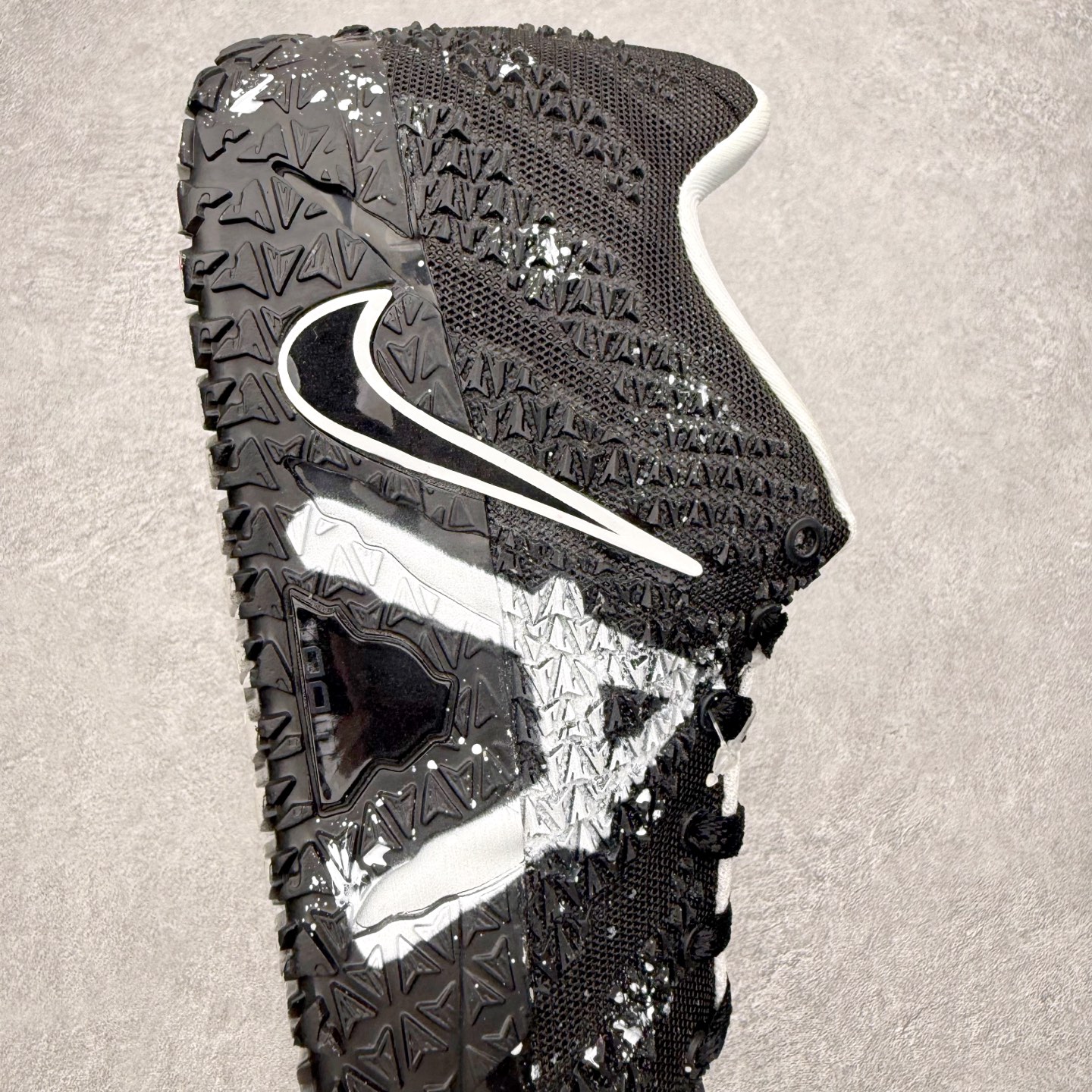 图片[6]-NK JA3 EP 莫兰特三代低帮篮球鞋 以鲜艳明亮的色调脱颖而出。鞋舌上醒目地展示着 “ JA ” 标志，而后跟上的 “ 12 ：AM ” 则以独特的设计呈现。鞋头和鞋舌采用透气运动网布制成，确保舒适耐用。在第一款鞋型的基础上进行了重大升级，采用更为挺拔的鞋口设计，为脚踝带来更佳的包裹与支撑感。侧面独特波纹纹理细节，打破了单调，赋予鞋子灵动与活力的视觉体验。中底部分巧妙借鉴了科比 5 的经典元素，融入斑点细节，增强了整体美学吸引力。实拍调校N版已经零色差零失真 百分百还原实物色彩所见即所得 不存在货不对板色差等低级问题 选购参考实物拍摄 不混卖不参货 只用心做好货严格选品 承诺混一赔十 尺码：40 40.5 41 42 42.5 43 44 44.5 45 46-选品中心