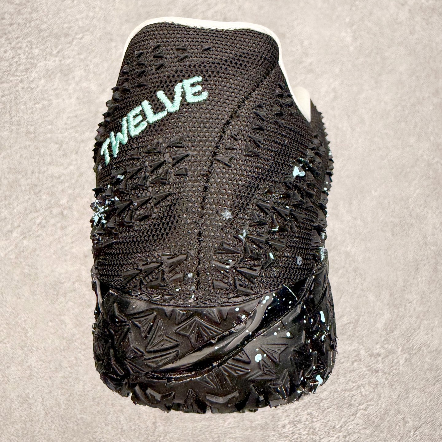 图片[8]-NK JA3 EP 莫兰特三代低帮篮球鞋 以鲜艳明亮的色调脱颖而出。鞋舌上醒目地展示着 “ JA ” 标志，而后跟上的 “ 12 ：AM ” 则以独特的设计呈现。鞋头和鞋舌采用透气运动网布制成，确保舒适耐用。在第一款鞋型的基础上进行了重大升级，采用更为挺拔的鞋口设计，为脚踝带来更佳的包裹与支撑感。侧面独特波纹纹理细节，打破了单调，赋予鞋子灵动与活力的视觉体验。中底部分巧妙借鉴了科比 5 的经典元素，融入斑点细节，增强了整体美学吸引力。实拍调校N版已经零色差零失真 百分百还原实物色彩所见即所得 不存在货不对板色差等低级问题 选购参考实物拍摄 不混卖不参货 只用心做好货严格选品 承诺混一赔十 尺码：40 40.5 41 42 42.5 43 44 44.5 45 46-选品中心