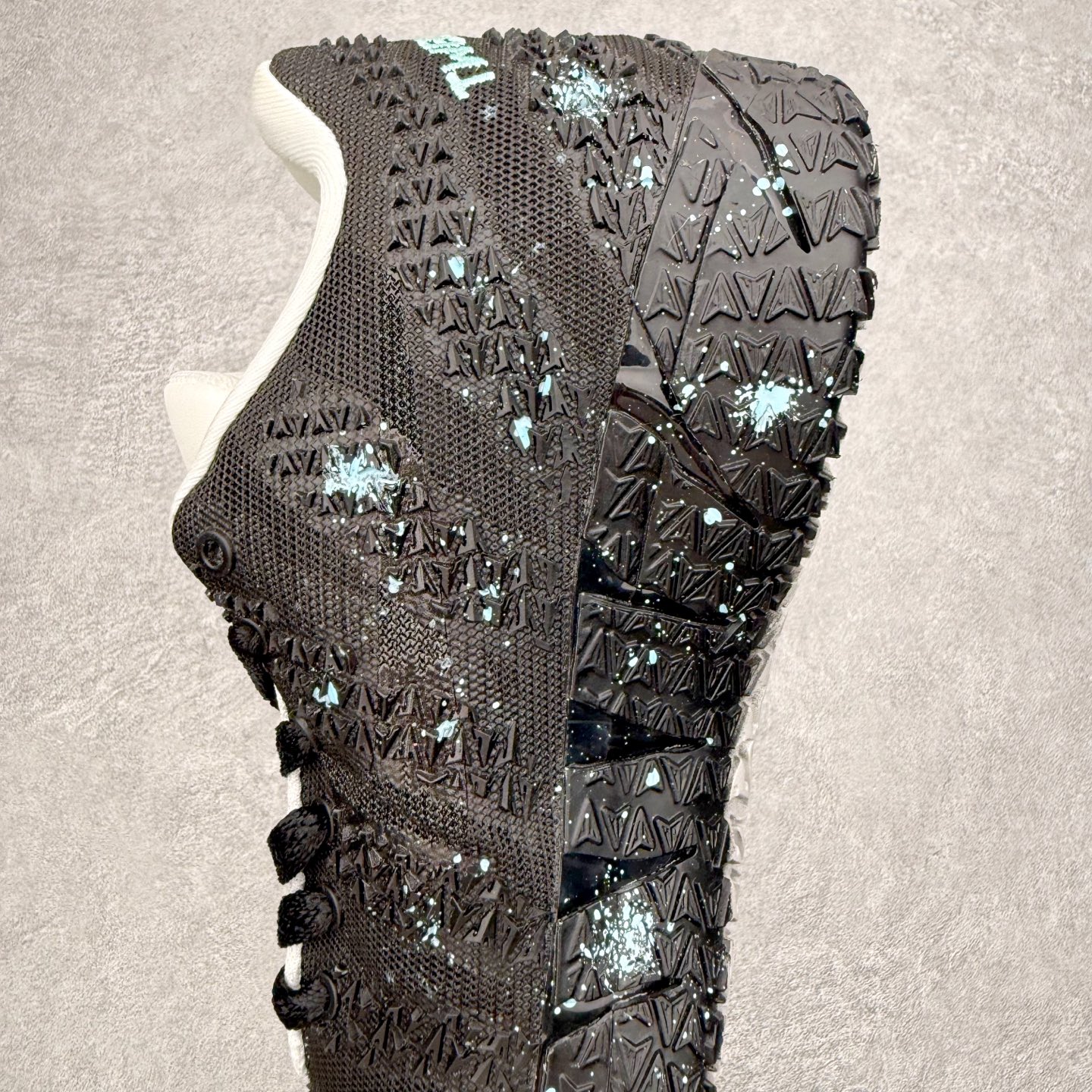 图片[7]-NK JA3 EP 莫兰特三代低帮篮球鞋 以鲜艳明亮的色调脱颖而出。鞋舌上醒目地展示着 “ JA ” 标志，而后跟上的 “ 12 ：AM ” 则以独特的设计呈现。鞋头和鞋舌采用透气运动网布制成，确保舒适耐用。在第一款鞋型的基础上进行了重大升级，采用更为挺拔的鞋口设计，为脚踝带来更佳的包裹与支撑感。侧面独特波纹纹理细节，打破了单调，赋予鞋子灵动与活力的视觉体验。中底部分巧妙借鉴了科比 5 的经典元素，融入斑点细节，增强了整体美学吸引力。实拍调校N版已经零色差零失真 百分百还原实物色彩所见即所得 不存在货不对板色差等低级问题 选购参考实物拍摄 不混卖不参货 只用心做好货严格选品 承诺混一赔十 尺码：40 40.5 41 42 42.5 43 44 44.5 45 46-选品中心