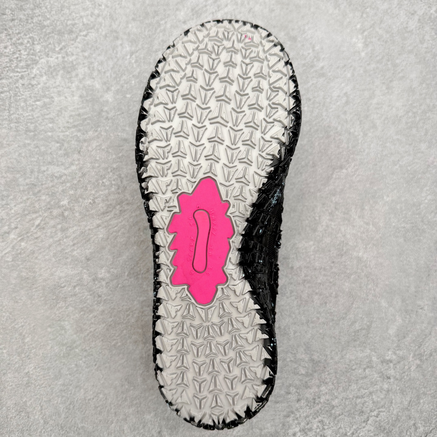 图片[9]-NK JA3 EP 莫兰特三代低帮篮球鞋 以鲜艳明亮的色调脱颖而出。鞋舌上醒目地展示着 “ JA ” 标志，而后跟上的 “ 12 ：AM ” 则以独特的设计呈现。鞋头和鞋舌采用透气运动网布制成，确保舒适耐用。在第一款鞋型的基础上进行了重大升级，采用更为挺拔的鞋口设计，为脚踝带来更佳的包裹与支撑感。侧面独特波纹纹理细节，打破了单调，赋予鞋子灵动与活力的视觉体验。中底部分巧妙借鉴了科比 5 的经典元素，融入斑点细节，增强了整体美学吸引力。实拍调校N版已经零色差零失真 百分百还原实物色彩所见即所得 不存在货不对板色差等低级问题 选购参考实物拍摄 不混卖不参货 只用心做好货严格选品 承诺混一赔十 尺码：40 40.5 41 42 42.5 43 44 44.5 45 46-选品中心