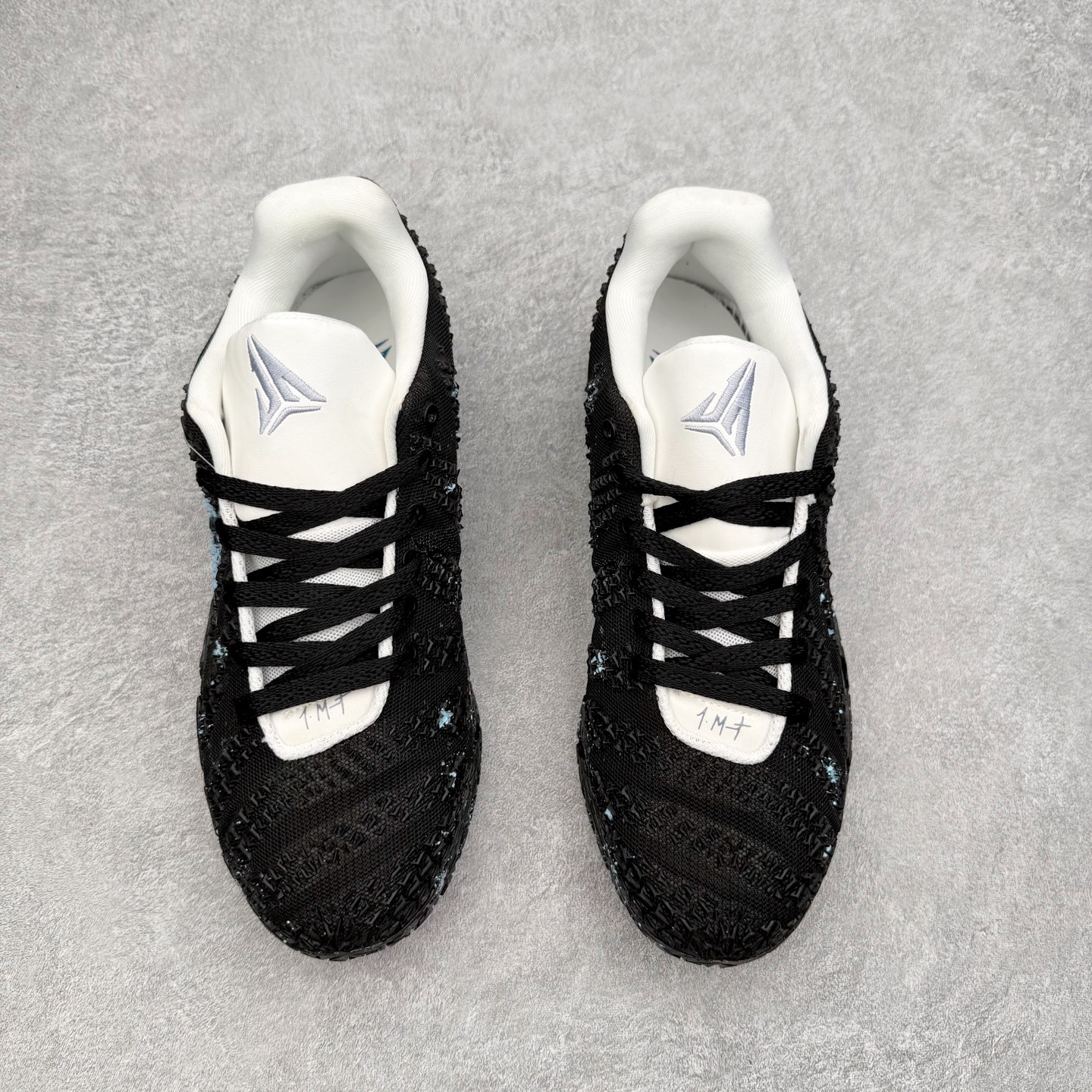 图片[2]-NK JA3 EP 莫兰特三代低帮篮球鞋 以鲜艳明亮的色调脱颖而出。鞋舌上醒目地展示着 “ JA ” 标志，而后跟上的 “ 12 ：AM ” 则以独特的设计呈现。鞋头和鞋舌采用透气运动网布制成，确保舒适耐用。在第一款鞋型的基础上进行了重大升级，采用更为挺拔的鞋口设计，为脚踝带来更佳的包裹与支撑感。侧面独特波纹纹理细节，打破了单调，赋予鞋子灵动与活力的视觉体验。中底部分巧妙借鉴了科比 5 的经典元素，融入斑点细节，增强了整体美学吸引力。实拍调校N版已经零色差零失真 百分百还原实物色彩所见即所得 不存在货不对板色差等低级问题 选购参考实物拍摄 不混卖不参货 只用心做好货严格选品 承诺混一赔十 尺码：40 40.5 41 42 42.5 43 44 44.5 45 46-选品中心