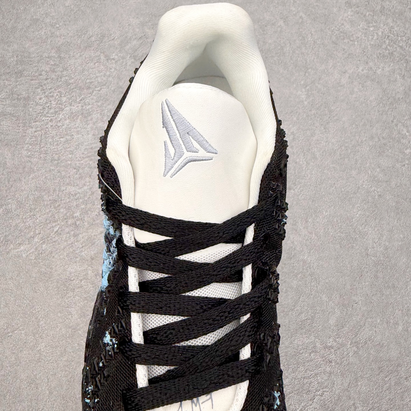 图片[5]-NK JA3 EP 莫兰特三代低帮篮球鞋 以鲜艳明亮的色调脱颖而出。鞋舌上醒目地展示着 “ JA ” 标志，而后跟上的 “ 12 ：AM ” 则以独特的设计呈现。鞋头和鞋舌采用透气运动网布制成，确保舒适耐用。在第一款鞋型的基础上进行了重大升级，采用更为挺拔的鞋口设计，为脚踝带来更佳的包裹与支撑感。侧面独特波纹纹理细节，打破了单调，赋予鞋子灵动与活力的视觉体验。中底部分巧妙借鉴了科比 5 的经典元素，融入斑点细节，增强了整体美学吸引力。实拍调校N版已经零色差零失真 百分百还原实物色彩所见即所得 不存在货不对板色差等低级问题 选购参考实物拍摄 不混卖不参货 只用心做好货严格选品 承诺混一赔十 尺码：40 40.5 41 42 42.5 43 44 44.5 45 46-选品中心