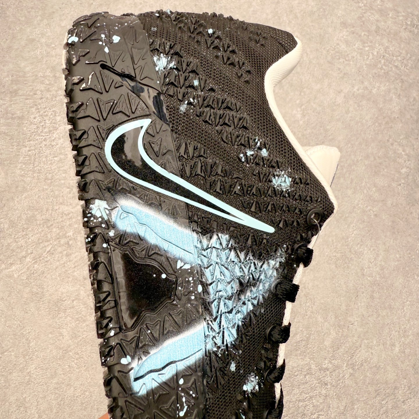 图片[6]-NK JA3 EP 莫兰特三代低帮篮球鞋 以鲜艳明亮的色调脱颖而出。鞋舌上醒目地展示着 “ JA ” 标志，而后跟上的 “ 12 ：AM ” 则以独特的设计呈现。鞋头和鞋舌采用透气运动网布制成，确保舒适耐用。在第一款鞋型的基础上进行了重大升级，采用更为挺拔的鞋口设计，为脚踝带来更佳的包裹与支撑感。侧面独特波纹纹理细节，打破了单调，赋予鞋子灵动与活力的视觉体验。中底部分巧妙借鉴了科比 5 的经典元素，融入斑点细节，增强了整体美学吸引力。实拍调校N版已经零色差零失真 百分百还原实物色彩所见即所得 不存在货不对板色差等低级问题 选购参考实物拍摄 不混卖不参货 只用心做好货严格选品 承诺混一赔十 尺码：40 40.5 41 42 42.5 43 44 44.5 45 46-选品中心