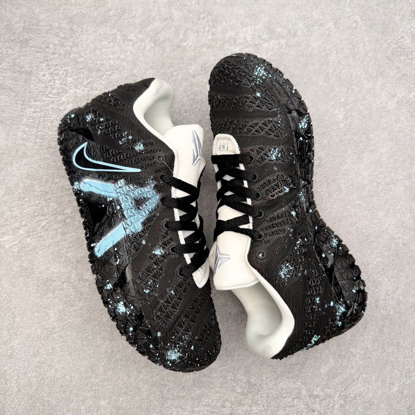 图片[3]-NK JA3 EP 莫兰特三代低帮篮球鞋 以鲜艳明亮的色调脱颖而出。鞋舌上醒目地展示着 “ JA ” 标志，而后跟上的 “ 12 ：AM ” 则以独特的设计呈现。鞋头和鞋舌采用透气运动网布制成，确保舒适耐用。在第一款鞋型的基础上进行了重大升级，采用更为挺拔的鞋口设计，为脚踝带来更佳的包裹与支撑感。侧面独特波纹纹理细节，打破了单调，赋予鞋子灵动与活力的视觉体验。中底部分巧妙借鉴了科比 5 的经典元素，融入斑点细节，增强了整体美学吸引力。实拍调校N版已经零色差零失真 百分百还原实物色彩所见即所得 不存在货不对板色差等低级问题 选购参考实物拍摄 不混卖不参货 只用心做好货严格选品 承诺混一赔十 尺码：40 40.5 41 42 42.5 43 44 44.5 45 46-选品中心