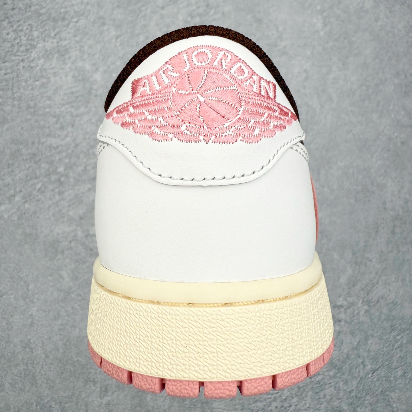 图片[8]-＃KZ神版莞产 Travis Scott x Air Jordan AJ1 Low OG SP TS联名倒钩低帮 Travis Scott x Air Jordan AJ1 Low OG SP TS联名倒钩低帮 白棕粉 DZ4137-206 全系列配色 外贸特供批次 新配色不断更新开发 市场中端王者 全套原纸板楦头开发 确保原汁原味 完美呈现一代版型 一比一鞋头弧度高度鞋身弧度 此版本只针对中端市场 细节品控鞋型随意秒杀市面同价位 鞋型完美 不臃肿别扭 头层皮料加持 用料绝不含糊 进口玻璃冲刀皮料裁剪零毛边 电脑针车工艺 超高鞋面清洁度 最高QC检验标准 控制溢胶瑕疵 原盒原配 飞翼3D高频深度立体 工艺方面大到整体鞋型 漏斗收腰 底线拉帮 LOGO立体程度 小到针眼排布 载片对称 冲孔效果 鞋标规范 鞋垫背胶等等 无一不是口碑收割 每双都是一个回头客 尺码：36 36.5 37.5 38 38.5 39 40 40.5 41 42 42.5 43 44 44.5 45 46 47.5-选品中心