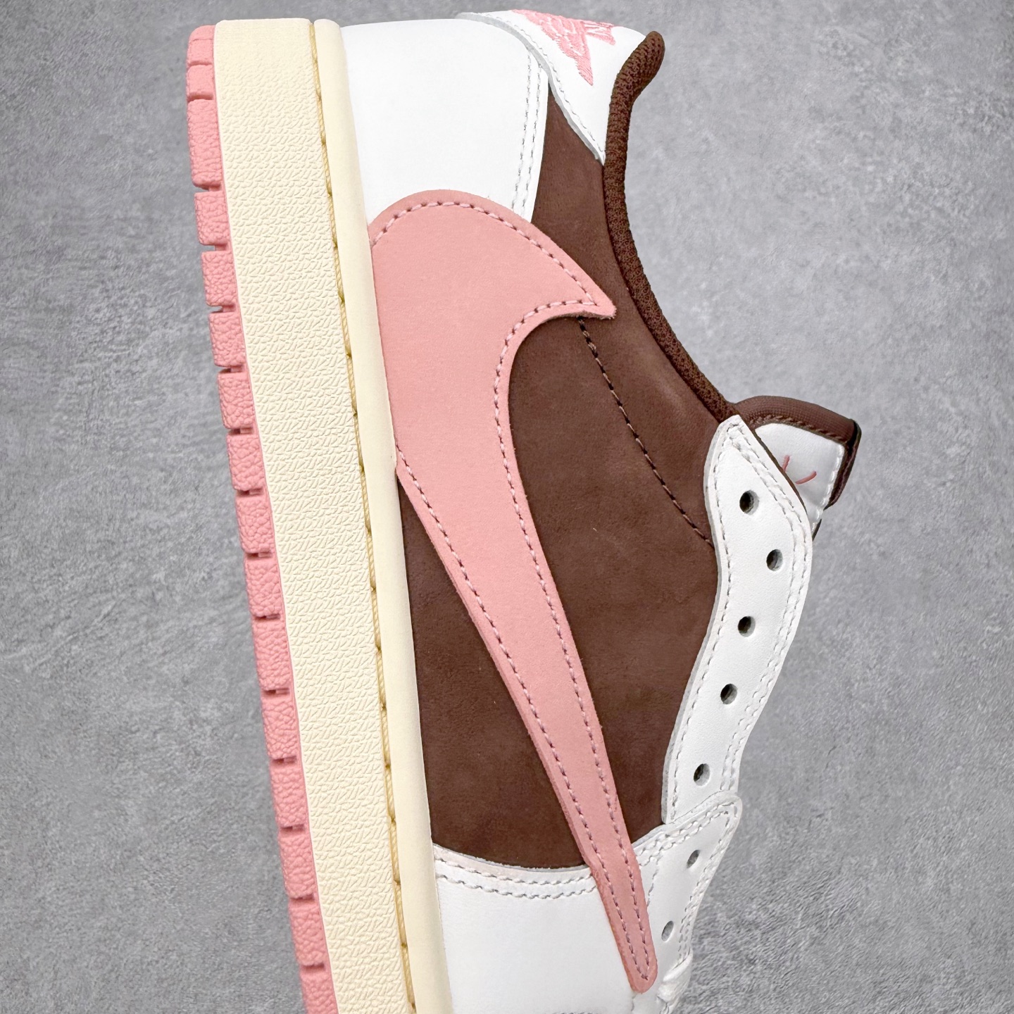 图片[6]-＃KZ神版莞产 Travis Scott x Air Jordan AJ1 Low OG SP TS联名倒钩低帮 Travis Scott x Air Jordan AJ1 Low OG SP TS联名倒钩低帮 白棕粉 DZ4137-206 全系列配色 外贸特供批次 新配色不断更新开发 市场中端王者 全套原纸板楦头开发 确保原汁原味 完美呈现一代版型 一比一鞋头弧度高度鞋身弧度 此版本只针对中端市场 细节品控鞋型随意秒杀市面同价位 鞋型完美 不臃肿别扭 头层皮料加持 用料绝不含糊 进口玻璃冲刀皮料裁剪零毛边 电脑针车工艺 超高鞋面清洁度 最高QC检验标准 控制溢胶瑕疵 原盒原配 飞翼3D高频深度立体 工艺方面大到整体鞋型 漏斗收腰 底线拉帮 LOGO立体程度 小到针眼排布 载片对称 冲孔效果 鞋标规范 鞋垫背胶等等 无一不是口碑收割 每双都是一个回头客 尺码：36 36.5 37.5 38 38.5 39 40 40.5 41 42 42.5 43 44 44.5 45 46 47.5-选品中心